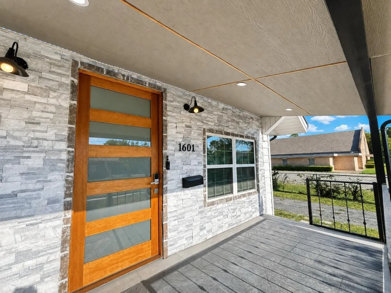 Single Family Residence For Sale in Grayson County , 1601 S Travis Street, Sherman, Texas 75090, 3 Bedroom, 2 Bathroom, 2 Garage spaces, 1,326 Sqft, built in 1910, mls#21373767, Real Estate Agent in Sherman, Homes For Sale in Grayson county, Homes For Sale in Sherman, Realtor in Sherman Texas, Real Estate Brokerage Independent Realty Texas, Luminita Cordes Realtor