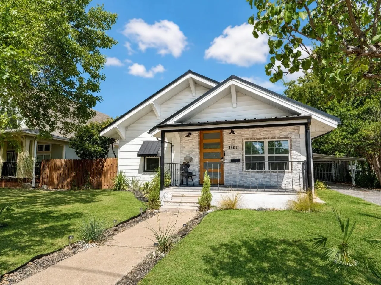 Single Family Residence For Sale in Grayson County , 1601 S Travis Street, Sherman, Texas 75090, 3 Bedroom, 2 Bathroom, 2 Garage spaces, 1,326 Sqft, built in 1910, mls#21373767, Real Estate Agent in Sherman, Homes For Sale in Grayson county, Homes For Sale in Sherman, Realtor in Sherman Texas, Real Estate Brokerage Independent Realty Texas, Luminita Cordes Realtor