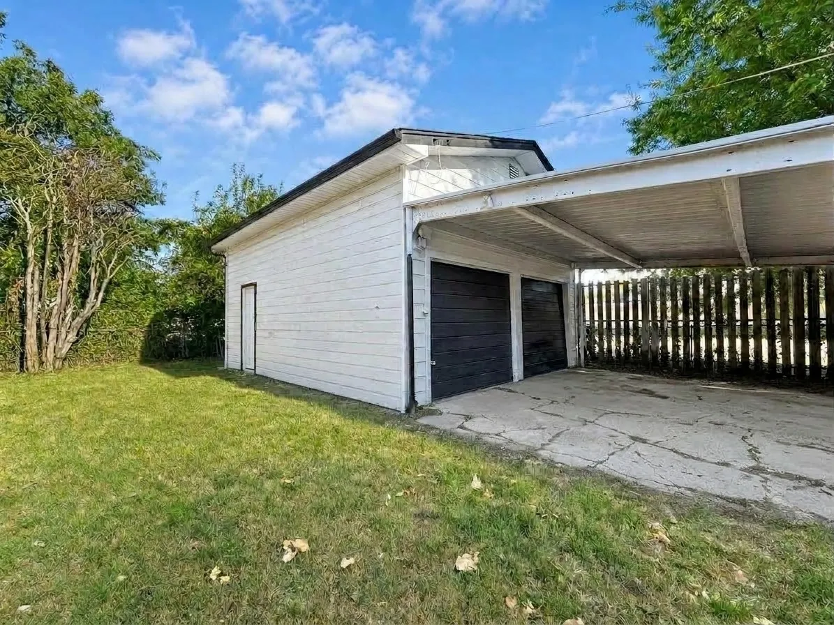 Single Family Residence For Sale in Grayson County , 1601 S Travis Street, Sherman, Texas 75090, 3 Bedroom, 2 Bathroom, 2 Garage spaces, 1,326 Sqft, built in 1910, mls#21373767, Real Estate Agent in Sherman, Homes For Sale in Grayson county, Homes For Sale in Sherman, Realtor in Sherman Texas, Real Estate Brokerage Independent Realty Texas, Luminita Cordes Realtor