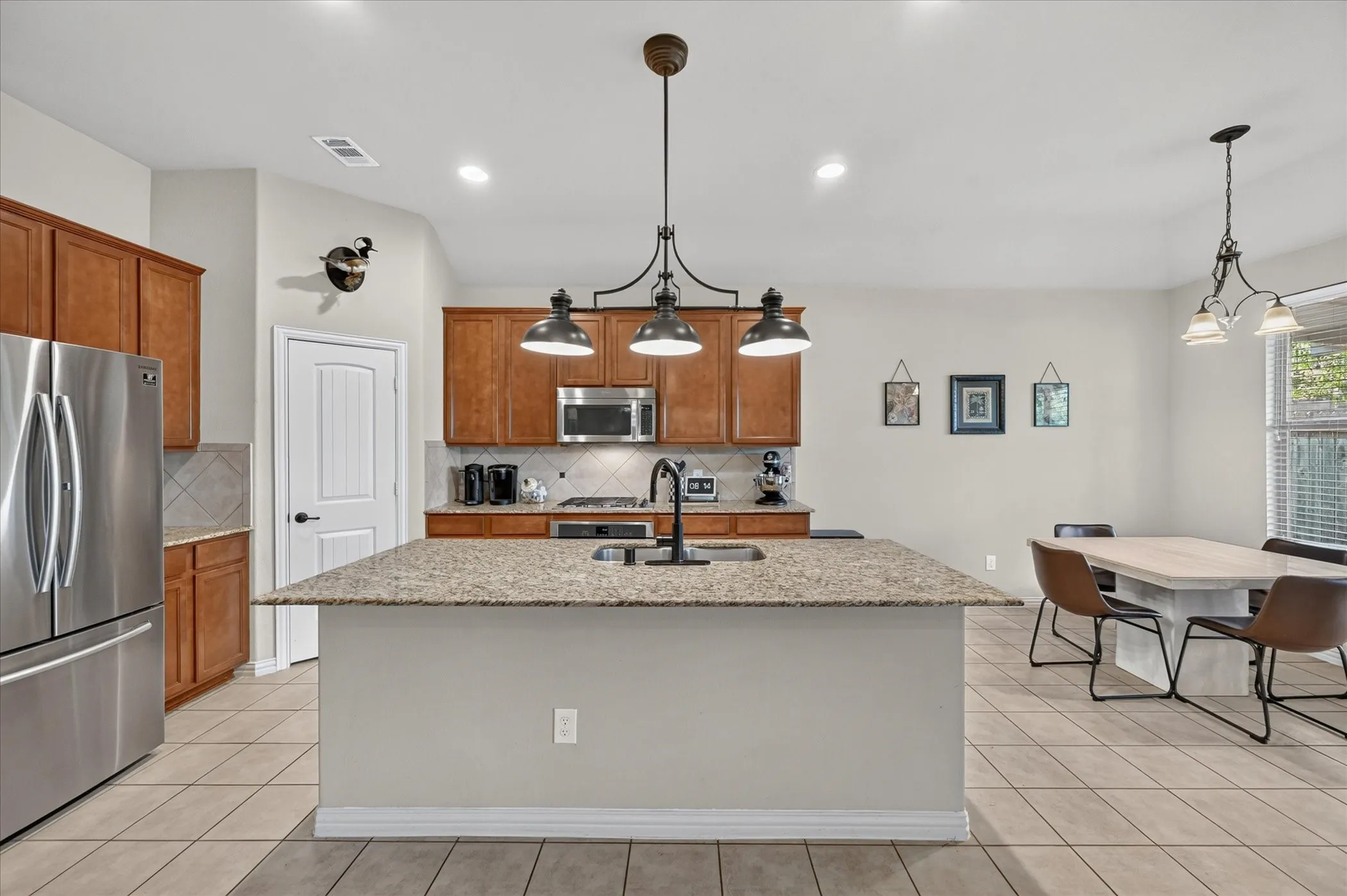 Single Family Residence For Sale in Tarrant County , 1309 Mesa Crest Drive, Fort Worth, Texas 76052, 3 Bedroom, 2 Bathroom, 3 Garage spaces, 2,039 Sqft, built in 2012, mls#21376905, Real Estate Agent in Fort Worth, Homes For Sale in Tarrant county, Homes For Sale in Fort Worth, Realtor in Fort Worth Texas, Real Estate Brokerage Independent Realty Texas, Luminita Cordes Realtor