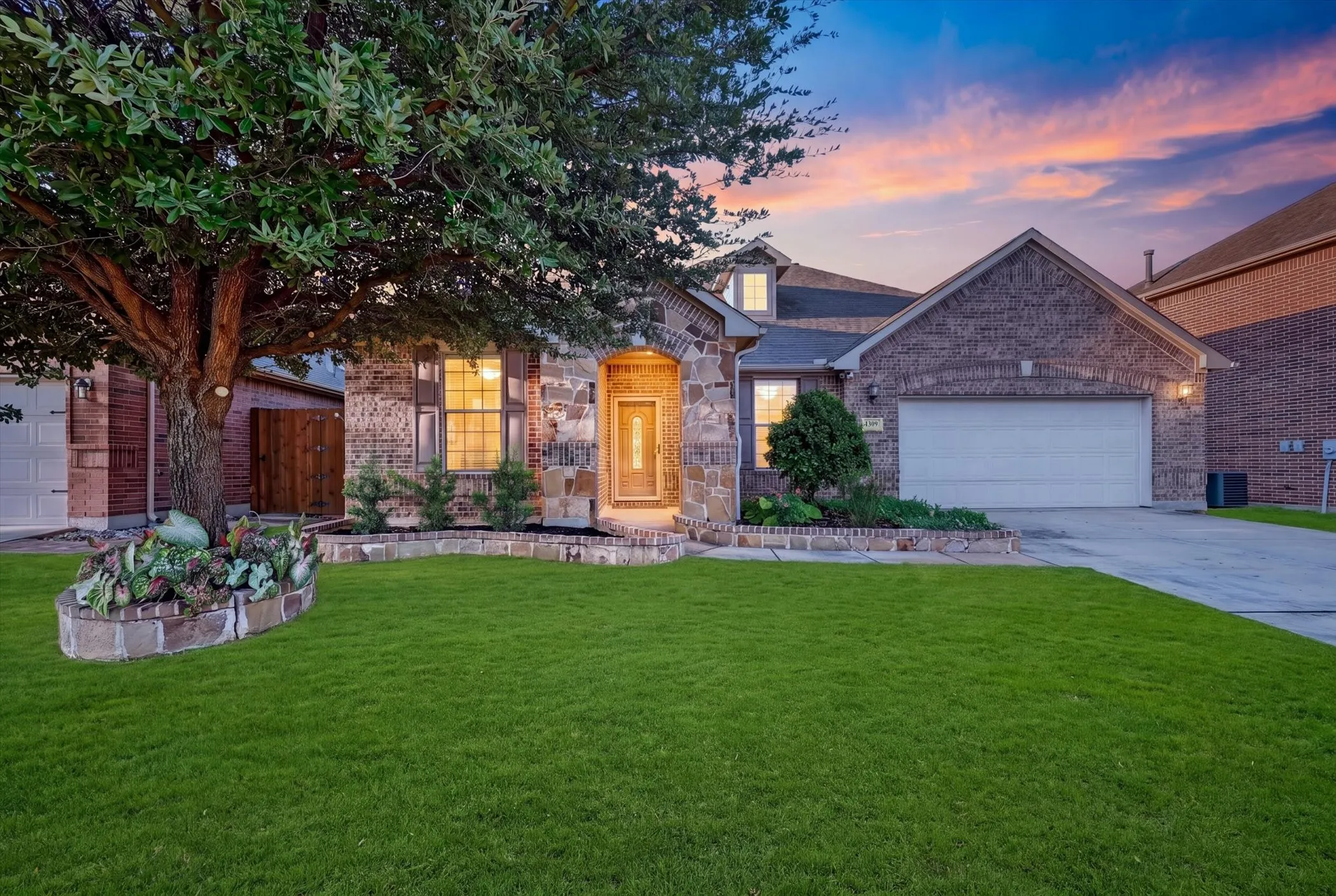 Single Family Residence For Sale in Tarrant County , 1309 Mesa Crest Drive, Fort Worth, Texas 76052, 3 Bedroom, 2 Bathroom, 3 Garage spaces, 2,039 Sqft, built in 2012, mls#21376905, Real Estate Agent in Fort Worth, Homes For Sale in Tarrant county, Homes For Sale in Fort Worth, Realtor in Fort Worth Texas, Real Estate Brokerage Independent Realty Texas, Luminita Cordes Realtor