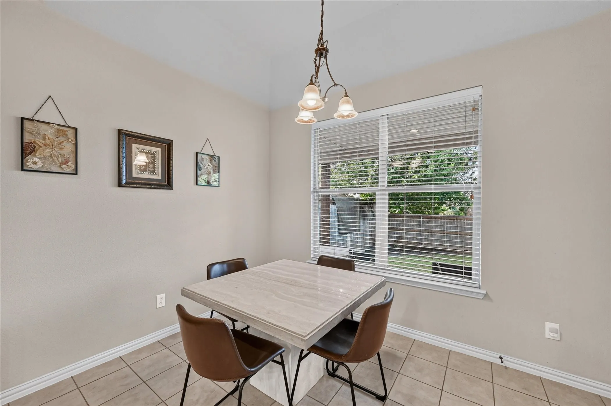 Single Family Residence For Sale in Tarrant County , 1309 Mesa Crest Drive, Fort Worth, Texas 76052, 3 Bedroom, 2 Bathroom, 3 Garage spaces, 2,039 Sqft, built in 2012, mls#21376905, Real Estate Agent in Fort Worth, Homes For Sale in Tarrant county, Homes For Sale in Fort Worth, Realtor in Fort Worth Texas, Real Estate Brokerage Independent Realty Texas, Luminita Cordes Realtor