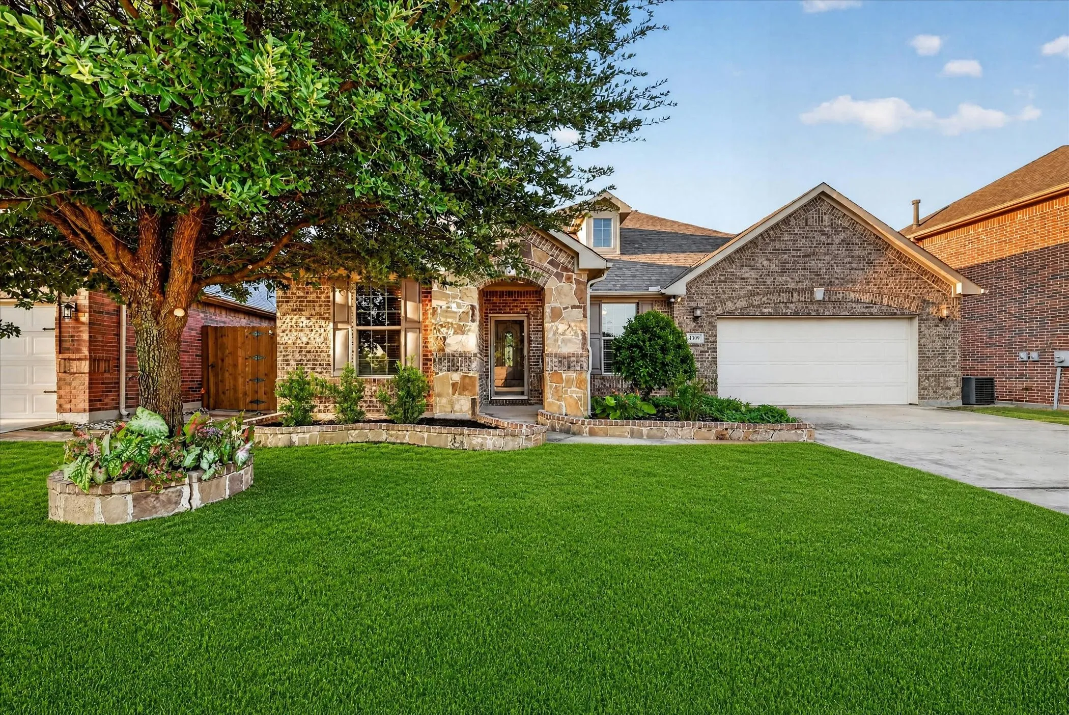 Single Family Residence For Sale in Tarrant County , 1309 Mesa Crest Drive, Fort Worth, Texas 76052, 3 Bedroom, 2 Bathroom, 3 Garage spaces, 2,039 Sqft, built in 2012, mls#21376905, Real Estate Agent in Fort Worth, Homes For Sale in Tarrant county, Homes For Sale in Fort Worth, Realtor in Fort Worth Texas, Real Estate Brokerage Independent Realty Texas, Luminita Cordes Realtor