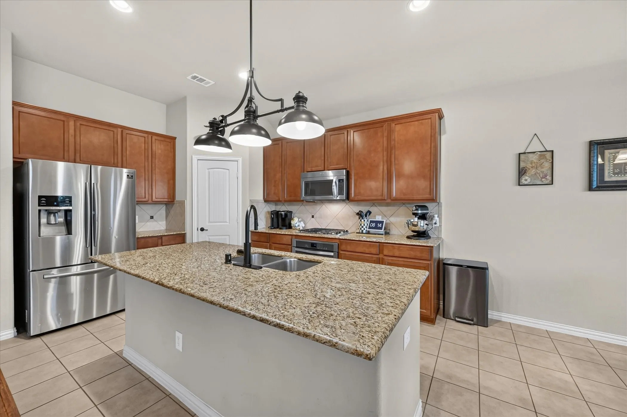 Single Family Residence For Sale in Tarrant County , 1309 Mesa Crest Drive, Fort Worth, Texas 76052, 3 Bedroom, 2 Bathroom, 3 Garage spaces, 2,039 Sqft, built in 2012, mls#21376905, Real Estate Agent in Fort Worth, Homes For Sale in Tarrant county, Homes For Sale in Fort Worth, Realtor in Fort Worth Texas, Real Estate Brokerage Independent Realty Texas, Luminita Cordes Realtor