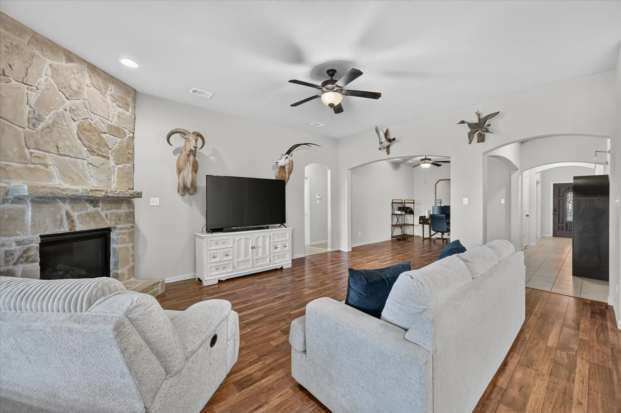 Single Family Residence For Sale in Tarrant County , 1309 Mesa Crest Drive, Fort Worth, Texas 76052, 3 Bedroom, 2 Bathroom, 3 Garage spaces, 2,039 Sqft, built in 2012, mls#21376905, Real Estate Agent in Fort Worth, Homes For Sale in Tarrant county, Homes For Sale in Fort Worth, Realtor in Fort Worth Texas, Real Estate Brokerage Independent Realty Texas, Luminita Cordes Realtor