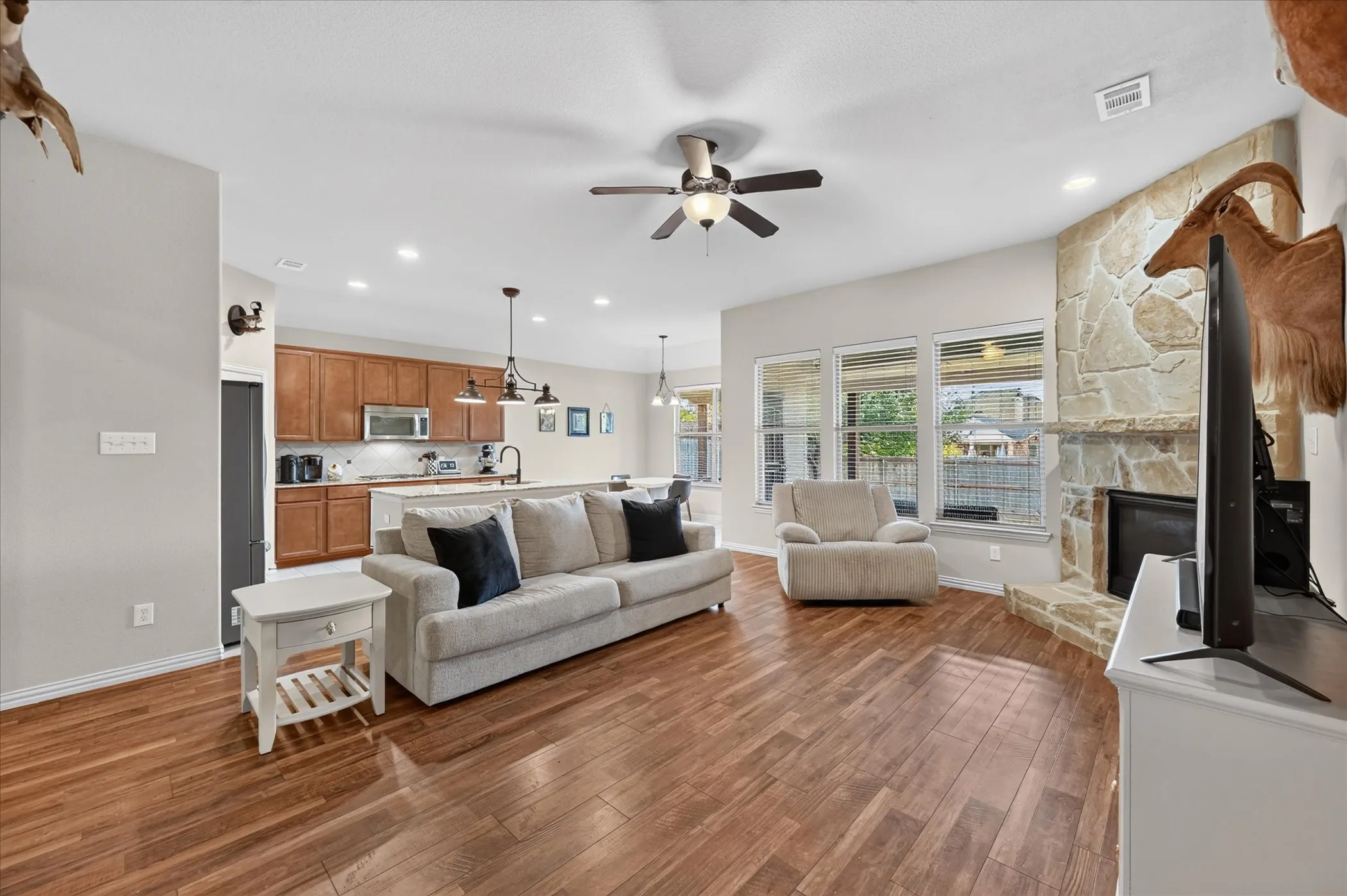 Single Family Residence For Sale in Tarrant County , 1309 Mesa Crest Drive, Fort Worth, Texas 76052, 3 Bedroom, 2 Bathroom, 3 Garage spaces, 2,039 Sqft, built in 2012, mls#21376905, Real Estate Agent in Fort Worth, Homes For Sale in Tarrant county, Homes For Sale in Fort Worth, Realtor in Fort Worth Texas, Real Estate Brokerage Independent Realty Texas, Luminita Cordes Realtor