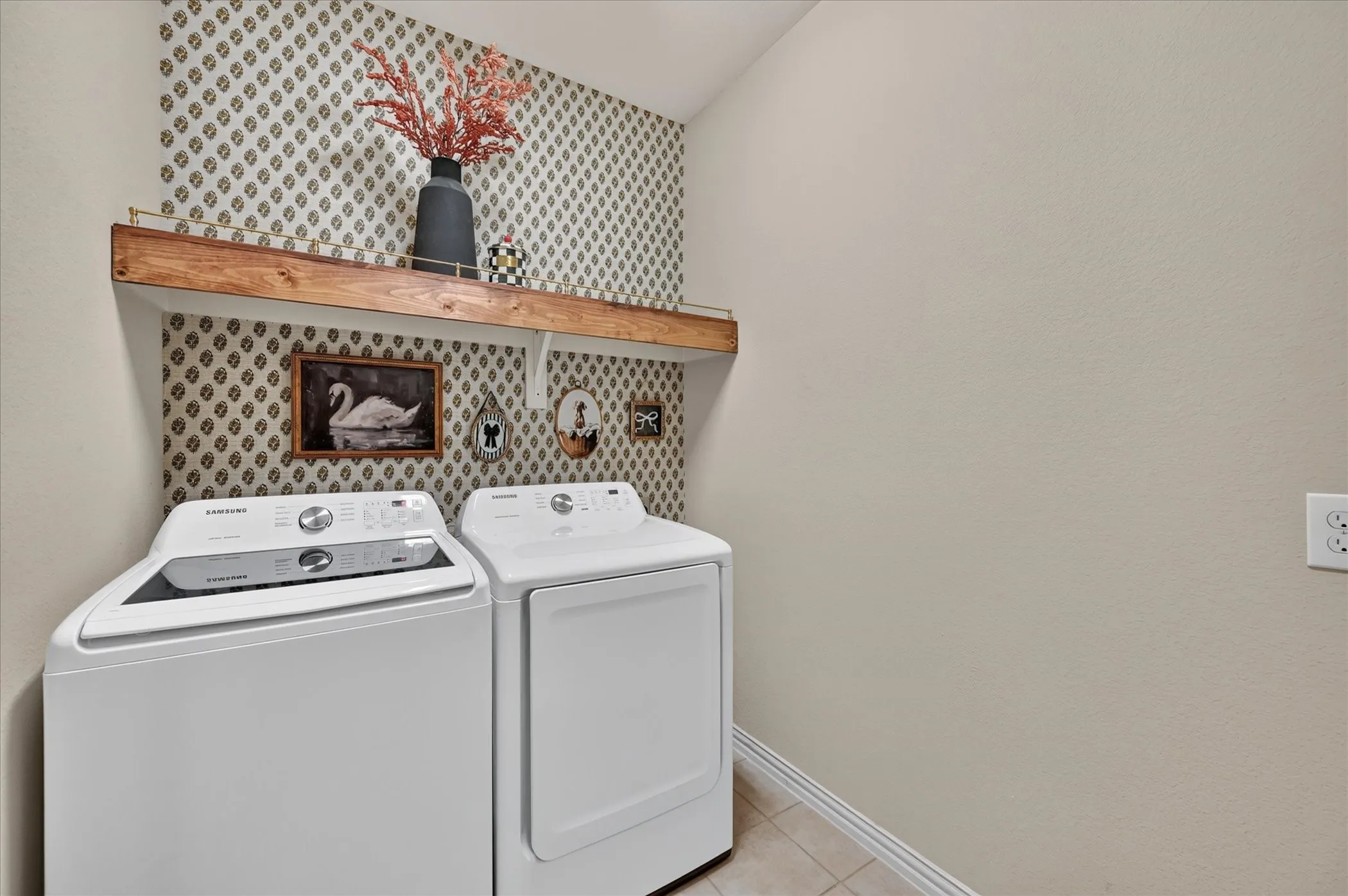 Single Family Residence For Sale in Tarrant County , 1309 Mesa Crest Drive, Fort Worth, Texas 76052, 3 Bedroom, 2 Bathroom, 3 Garage spaces, 2,039 Sqft, built in 2012, mls#21376905, Real Estate Agent in Fort Worth, Homes For Sale in Tarrant county, Homes For Sale in Fort Worth, Realtor in Fort Worth Texas, Real Estate Brokerage Independent Realty Texas, Luminita Cordes Realtor