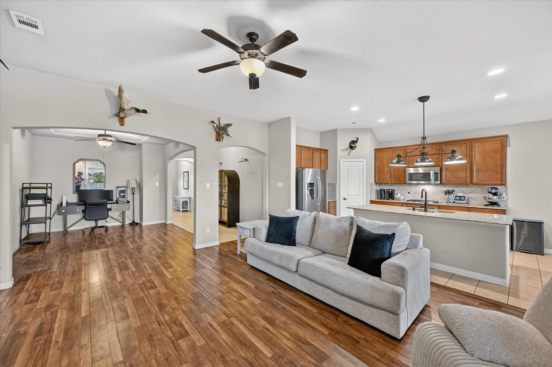 Single Family Residence For Sale in Tarrant County , 1309 Mesa Crest Drive, Fort Worth, Texas 76052, 3 Bedroom, 2 Bathroom, 3 Garage spaces, 2,039 Sqft, built in 2012, mls#21376905, Real Estate Agent in Fort Worth, Homes For Sale in Tarrant county, Homes For Sale in Fort Worth, Realtor in Fort Worth Texas, Real Estate Brokerage Independent Realty Texas, Luminita Cordes Realtor