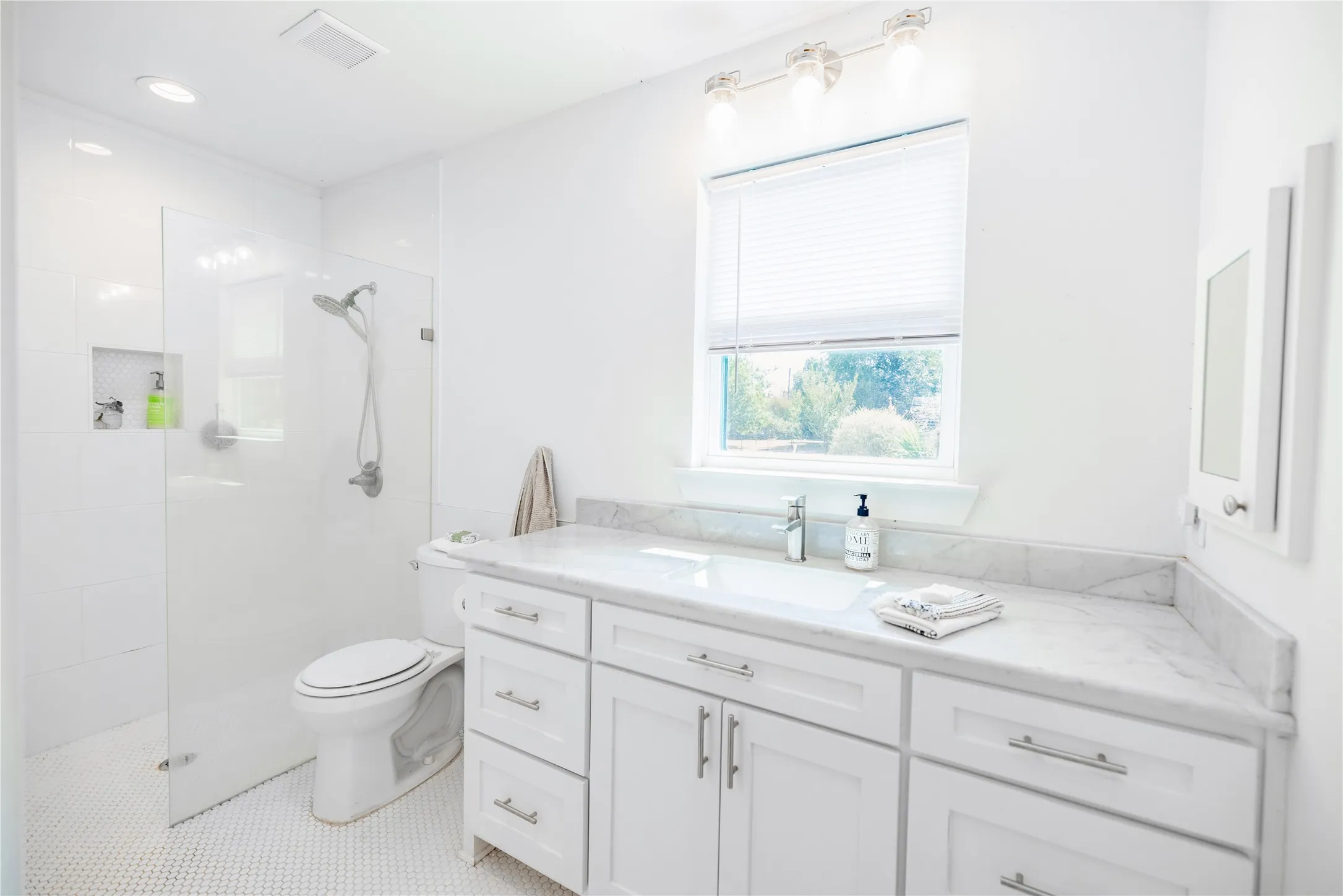 Single Family Residence For Sale in Van Zandt County , 180 Vz County Road 3734, Wills Point, Texas 75169, 2 Bedroom, 2 Bathroom, 2 Garage spaces, 1,094 Sqft, built in 2020, mls#21376936, Real Estate Agent in Wills Point, Homes For Sale in Van Zandt county, Homes For Sale in Wills Point, Realtor in Wills Point Texas, Real Estate Brokerage Independent Realty Texas, Luminita Cordes Realtor