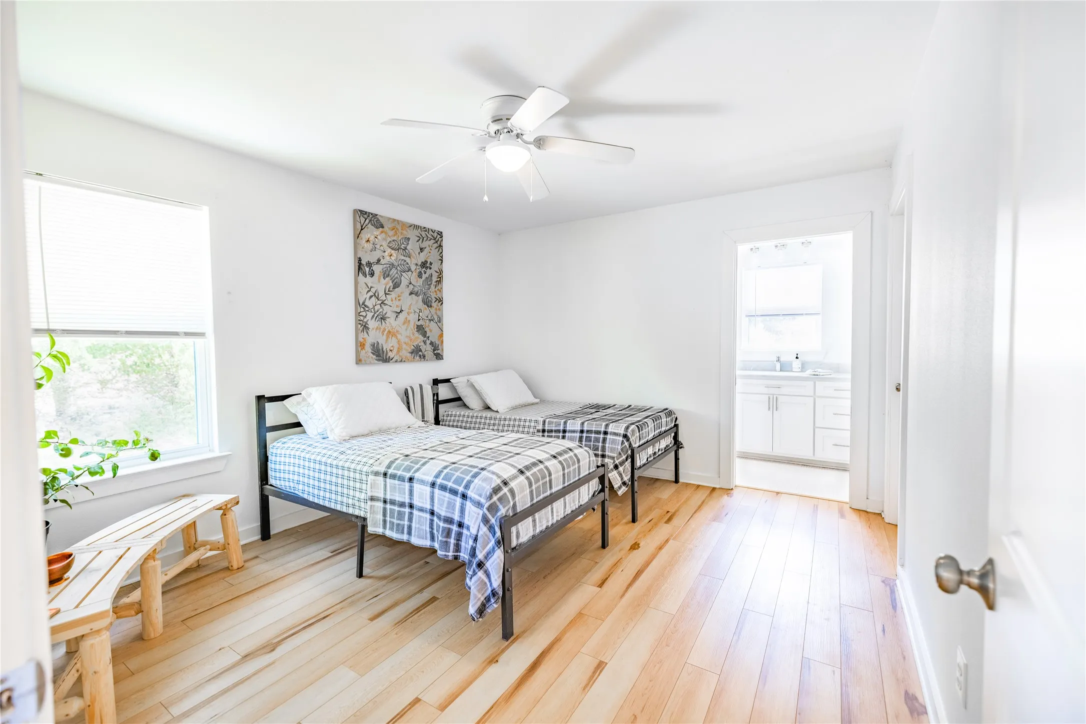 Single Family Residence For Sale in Van Zandt County , 180 Vz County Road 3734, Wills Point, Texas 75169, 2 Bedroom, 2 Bathroom, 2 Garage spaces, 1,094 Sqft, built in 2020, mls#21376936, Real Estate Agent in Wills Point, Homes For Sale in Van Zandt county, Homes For Sale in Wills Point, Realtor in Wills Point Texas, Real Estate Brokerage Independent Realty Texas, Luminita Cordes Realtor
