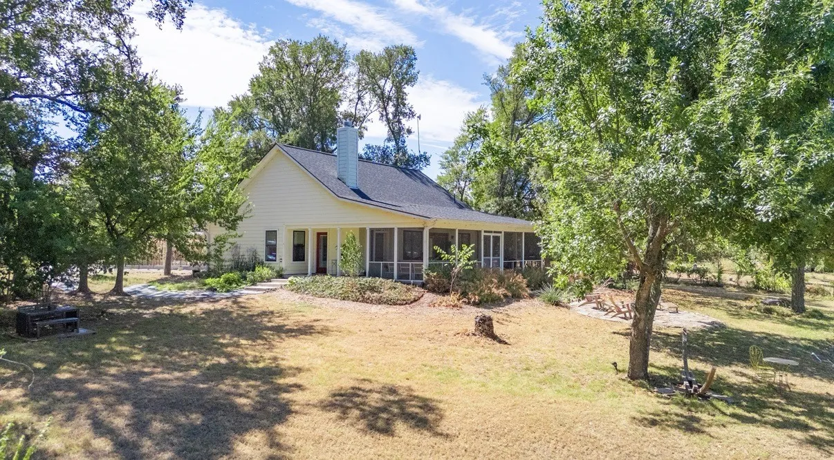 Single Family Residence For Sale in Van Zandt County , 180 Vz County Road 3734, Wills Point, Texas 75169, 2 Bedroom, 2 Bathroom, 2 Garage spaces, 1,094 Sqft, built in 2020, mls#21376936, Real Estate Agent in Wills Point, Homes For Sale in Van Zandt county, Homes For Sale in Wills Point, Realtor in Wills Point Texas, Real Estate Brokerage Independent Realty Texas, Luminita Cordes Realtor