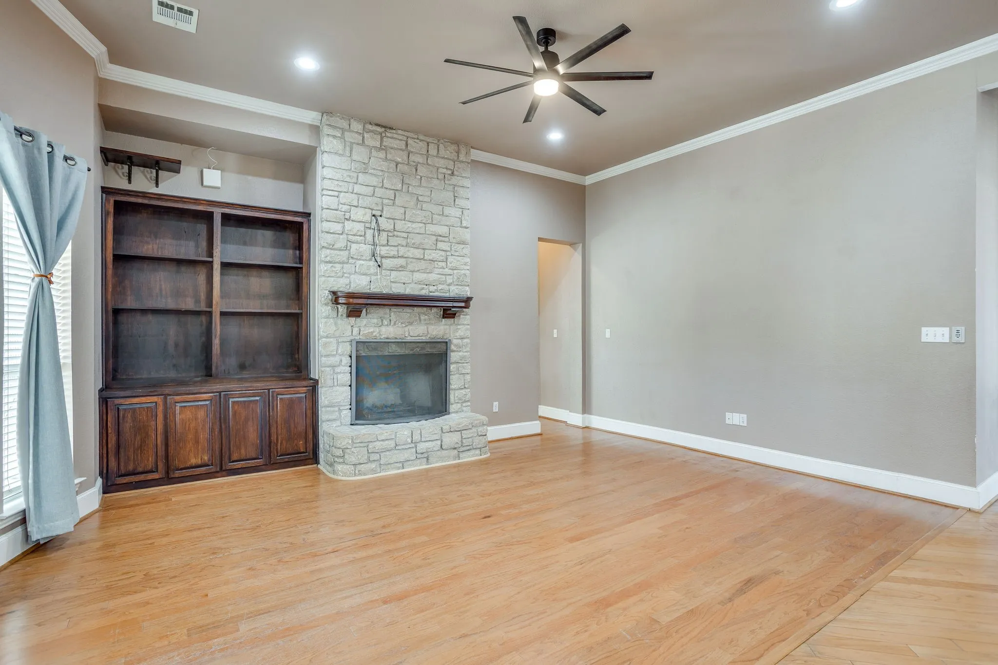 Single Family Residence For Sale in Parker County , 170 S Bear Creek Lane, Cresson, Texas 76035, 5 Bedroom, 3 Bathroom, 3 Garage spaces, 3,363 Sqft, built in 2001, mls#21351348, Real Estate Agent in Cresson, Homes For Sale in Parker county, Homes For Sale in Cresson, Realtor in Cresson Texas, Real Estate Brokerage Independent Realty Texas, Luminita Cordes Realtor