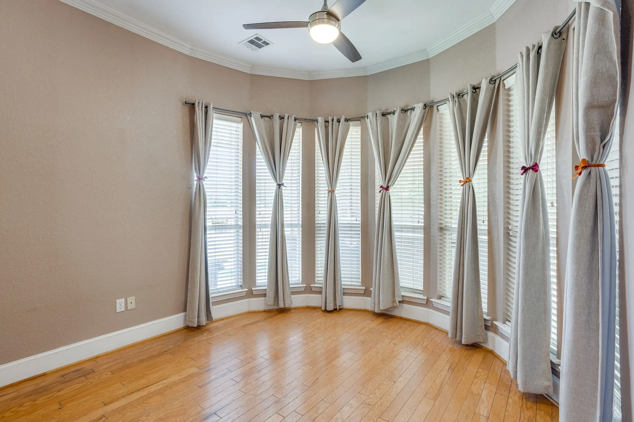 Breakfast nook, Dining
