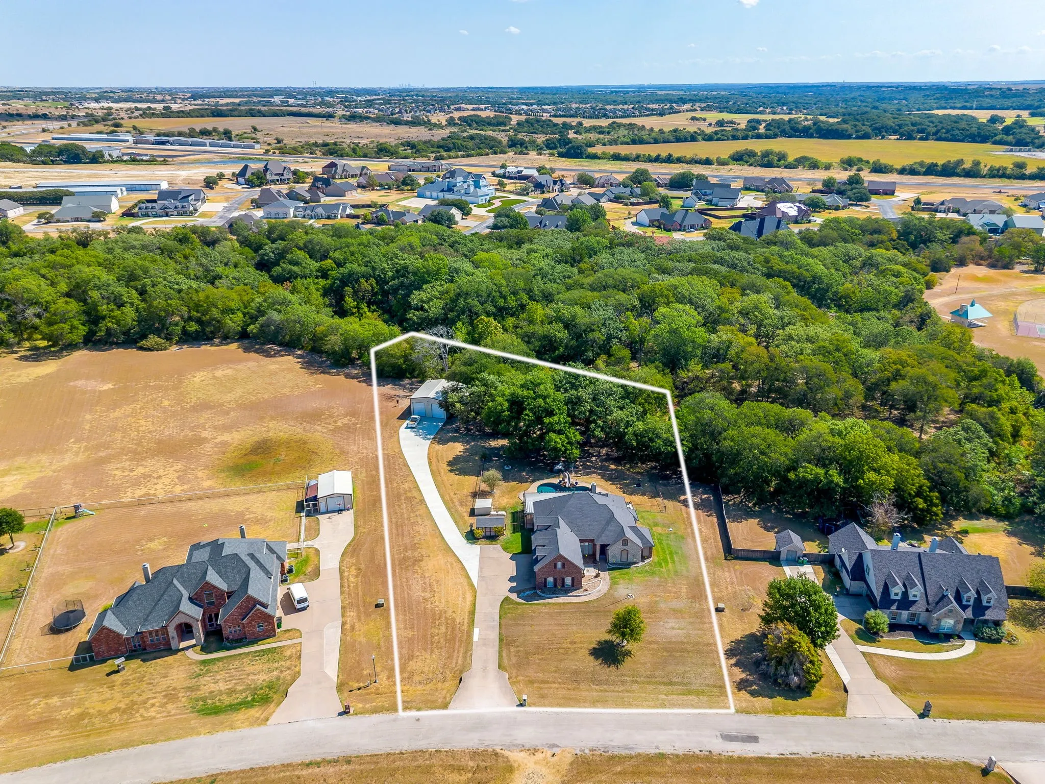 Single Family Residence For Sale in Parker County , 170 S Bear Creek Lane, Cresson, Texas 76035, 5 Bedroom, 3 Bathroom, 3 Garage spaces, 3,363 Sqft, built in 2001, mls#21351348, Real Estate Agent in Cresson, Homes For Sale in Parker county, Homes For Sale in Cresson, Realtor in Cresson Texas, Real Estate Brokerage Independent Realty Texas, Luminita Cordes Realtor