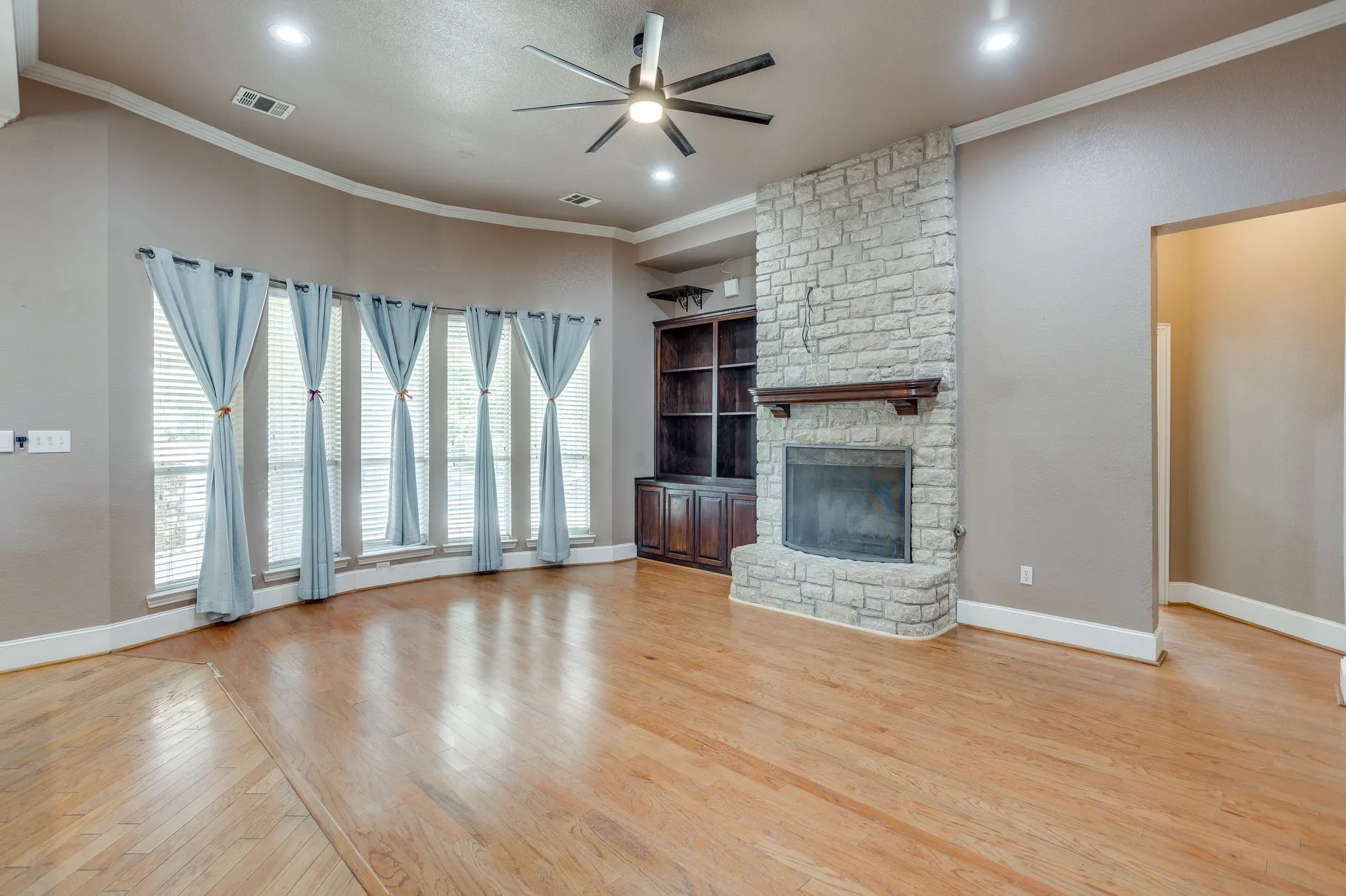 Single Family Residence For Sale in Parker County , 170 S Bear Creek Lane, Cresson, Texas 76035, 5 Bedroom, 3 Bathroom, 3 Garage spaces, 3,363 Sqft, built in 2001, mls#21351348, Real Estate Agent in Cresson, Homes For Sale in Parker county, Homes For Sale in Cresson, Realtor in Cresson Texas, Real Estate Brokerage Independent Realty Texas, Luminita Cordes Realtor
