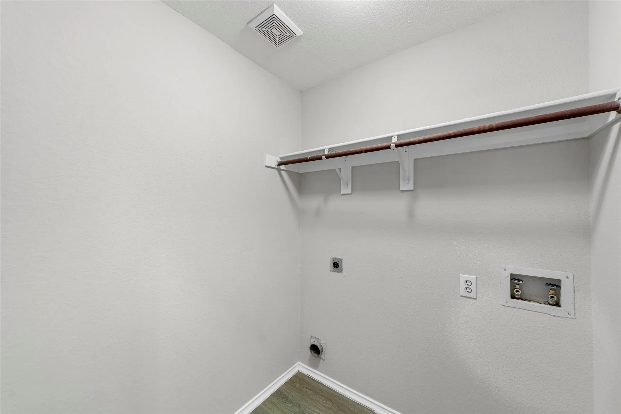 Single Family Residence For Rent in Collin County , 5813 Blue Spruce Lane, Mc Kinney, Texas 75070, 4 Bedroom, 2 Bathroom, 2 Garage spaces, 1,797 Sqft, built in 2000, mls#21376894, Real Estate Agent in Mc Kinney, Homes For Rent in Collin county, Homes For Rent in Mc Kinney, Realtor in Mc Kinney Texas, Real Estate Brokerage Independent Realty Texas, Luminita Cordes Realtor