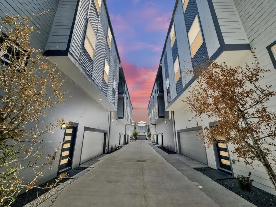 Townhouse For Rent in Harris County , 1221 W 16th Street F, Houston, Texas 77008, 3 Bedroom, 4 Bathroom, 2 Garage spaces, 2,209 Sqft, built in 2023, mls#21376945, Real Estate Agent in Houston, Homes For Rent in Harris county, Homes For Rent in Houston, Realtor in Houston Texas, Real Estate Brokerage Independent Realty Texas, Luminita Cordes Realtor