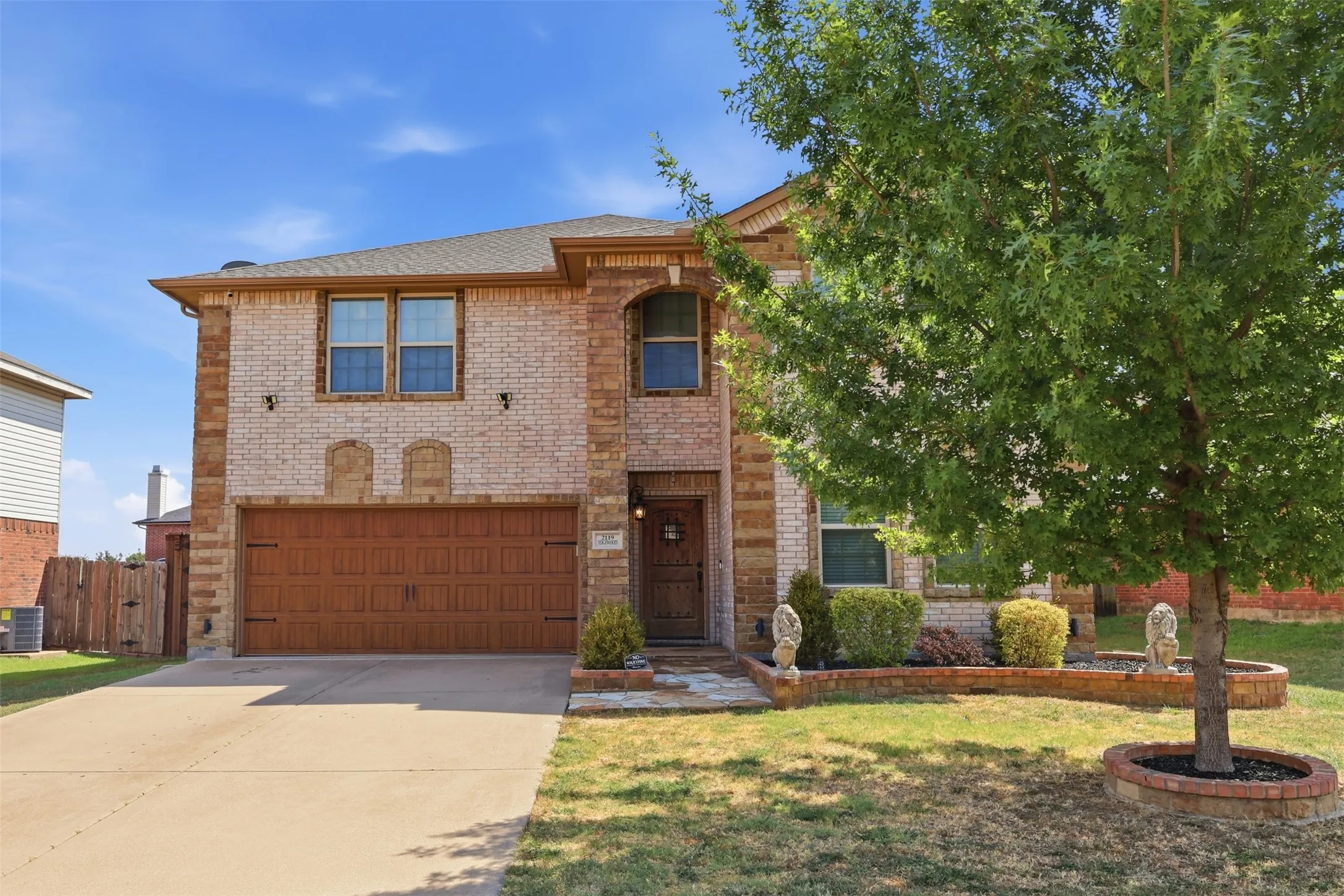 Single Family Residence For Sale in Dallas County , 2119 Edgewood Drive, Grand Prairie, Texas 75052, 4 Bedroom, 3 Bathroom, 2 Garage spaces, 2,752 Sqft, built in 2004, mls#21376312, Real Estate Agent in Grand Prairie, Homes For Sale in Dallas county, Homes For Sale in Grand Prairie, Realtor in Grand Prairie Texas, Real Estate Brokerage Independent Realty Texas, Luminita Cordes Realtor