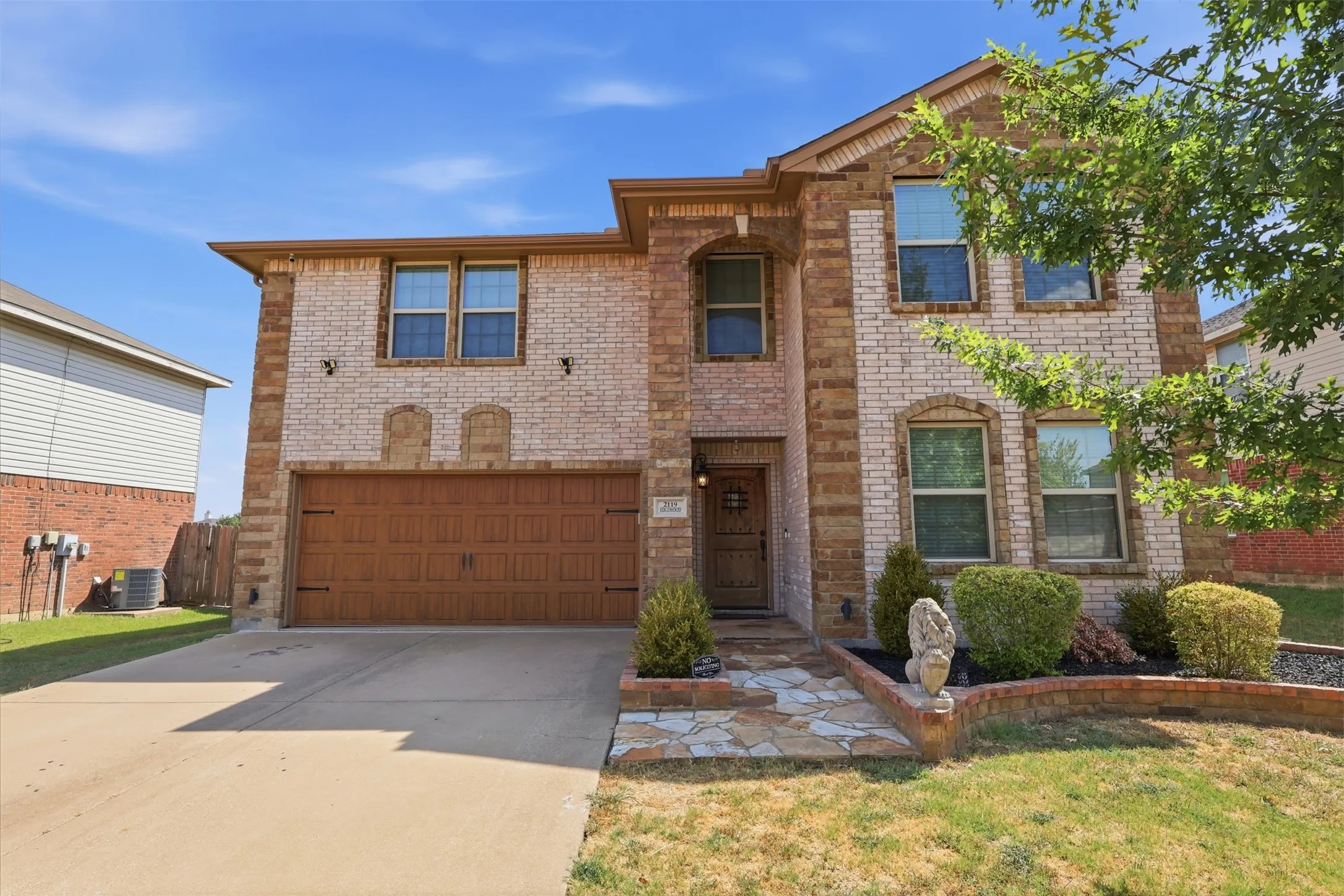Single Family Residence For Sale in Dallas County , 2119 Edgewood Drive, Grand Prairie, Texas 75052, 4 Bedroom, 3 Bathroom, 2 Garage spaces, 2,752 Sqft, built in 2004, mls#21376312, Real Estate Agent in Grand Prairie, Homes For Sale in Dallas county, Homes For Sale in Grand Prairie, Realtor in Grand Prairie Texas, Real Estate Brokerage Independent Realty Texas, Luminita Cordes Realtor