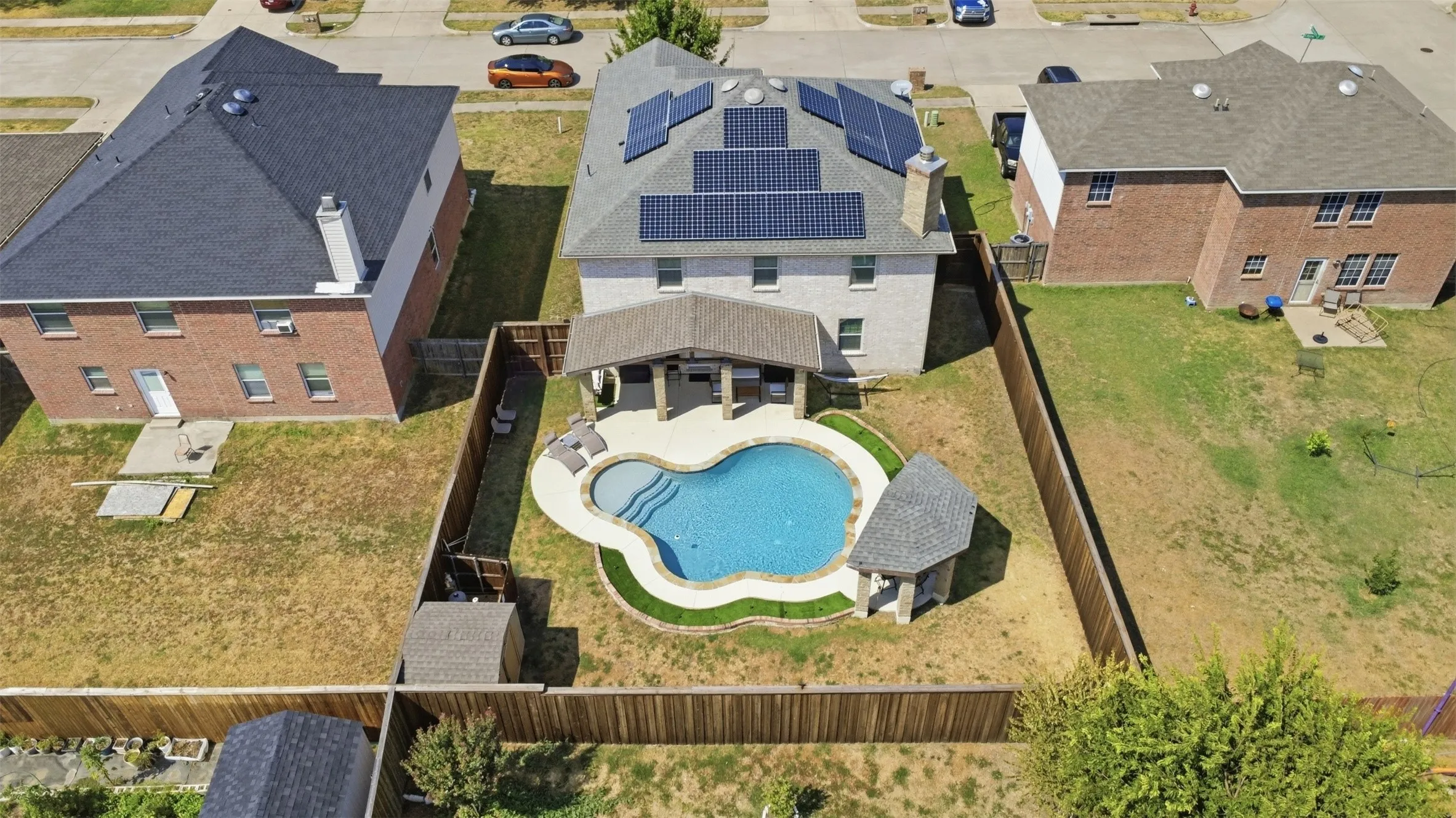 Single Family Residence For Sale in Dallas County , 2119 Edgewood Drive, Grand Prairie, Texas 75052, 4 Bedroom, 3 Bathroom, 2 Garage spaces, 2,752 Sqft, built in 2004, mls#21376312, Real Estate Agent in Grand Prairie, Homes For Sale in Dallas county, Homes For Sale in Grand Prairie, Realtor in Grand Prairie Texas, Real Estate Brokerage Independent Realty Texas, Luminita Cordes Realtor