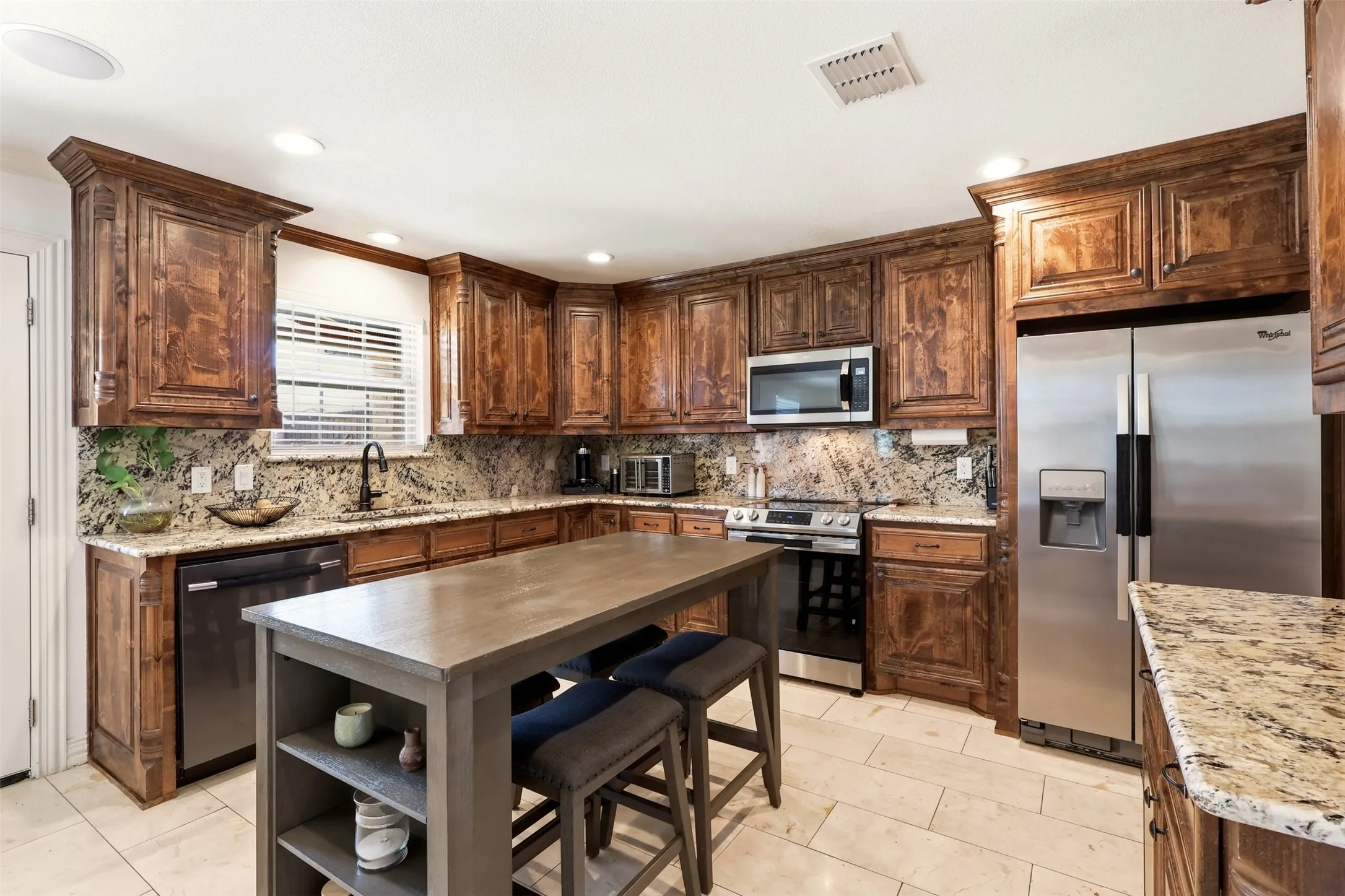 Single Family Residence For Sale in Dallas County , 2119 Edgewood Drive, Grand Prairie, Texas 75052, 4 Bedroom, 3 Bathroom, 2 Garage spaces, 2,752 Sqft, built in 2004, mls#21376312, Real Estate Agent in Grand Prairie, Homes For Sale in Dallas county, Homes For Sale in Grand Prairie, Realtor in Grand Prairie Texas, Real Estate Brokerage Independent Realty Texas, Luminita Cordes Realtor