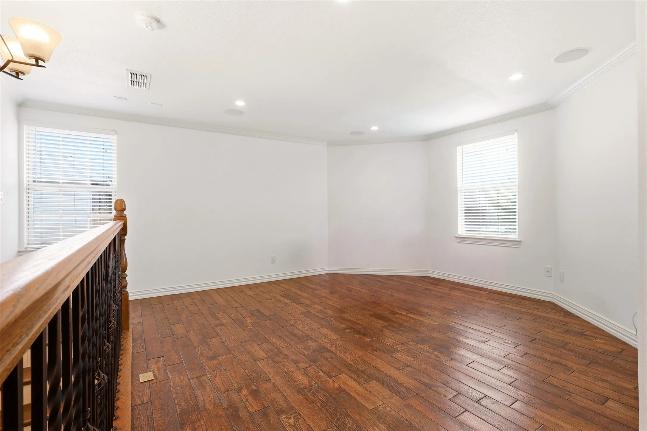 Single Family Residence For Sale in Dallas County , 2119 Edgewood Drive, Grand Prairie, Texas 75052, 4 Bedroom, 3 Bathroom, 2 Garage spaces, 2,752 Sqft, built in 2004, mls#21376312, Real Estate Agent in Grand Prairie, Homes For Sale in Dallas county, Homes For Sale in Grand Prairie, Realtor in Grand Prairie Texas, Real Estate Brokerage Independent Realty Texas, Luminita Cordes Realtor