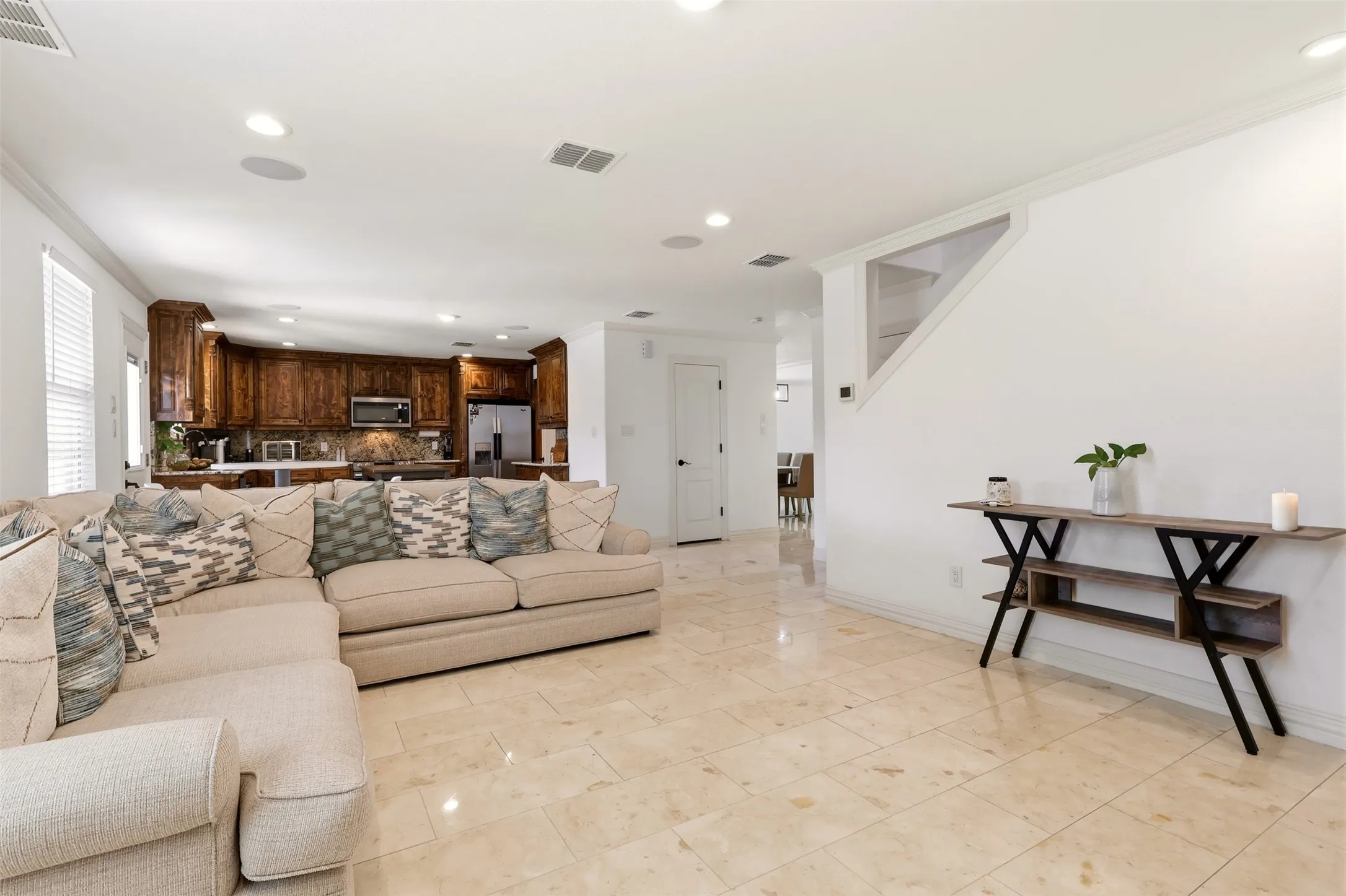 Single Family Residence For Sale in Dallas County , 2119 Edgewood Drive, Grand Prairie, Texas 75052, 4 Bedroom, 3 Bathroom, 2 Garage spaces, 2,752 Sqft, built in 2004, mls#21376312, Real Estate Agent in Grand Prairie, Homes For Sale in Dallas county, Homes For Sale in Grand Prairie, Realtor in Grand Prairie Texas, Real Estate Brokerage Independent Realty Texas, Luminita Cordes Realtor