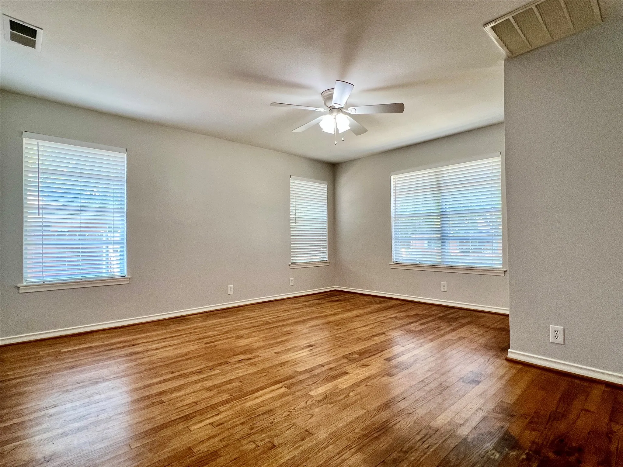 Duplex For Rent in Dallas County , 11220 Wyatt Street, Dallas, Texas 75218, 2 Bedroom, 1 Bathroom, Garage spaces, 1,019 Sqft, built in 1958, mls#21376948, Real Estate Agent in Dallas, Homes For Rent in Dallas county, Homes For Rent in Dallas, Realtor in Dallas Texas, Real Estate Brokerage Independent Realty Texas, Luminita Cordes Realtor