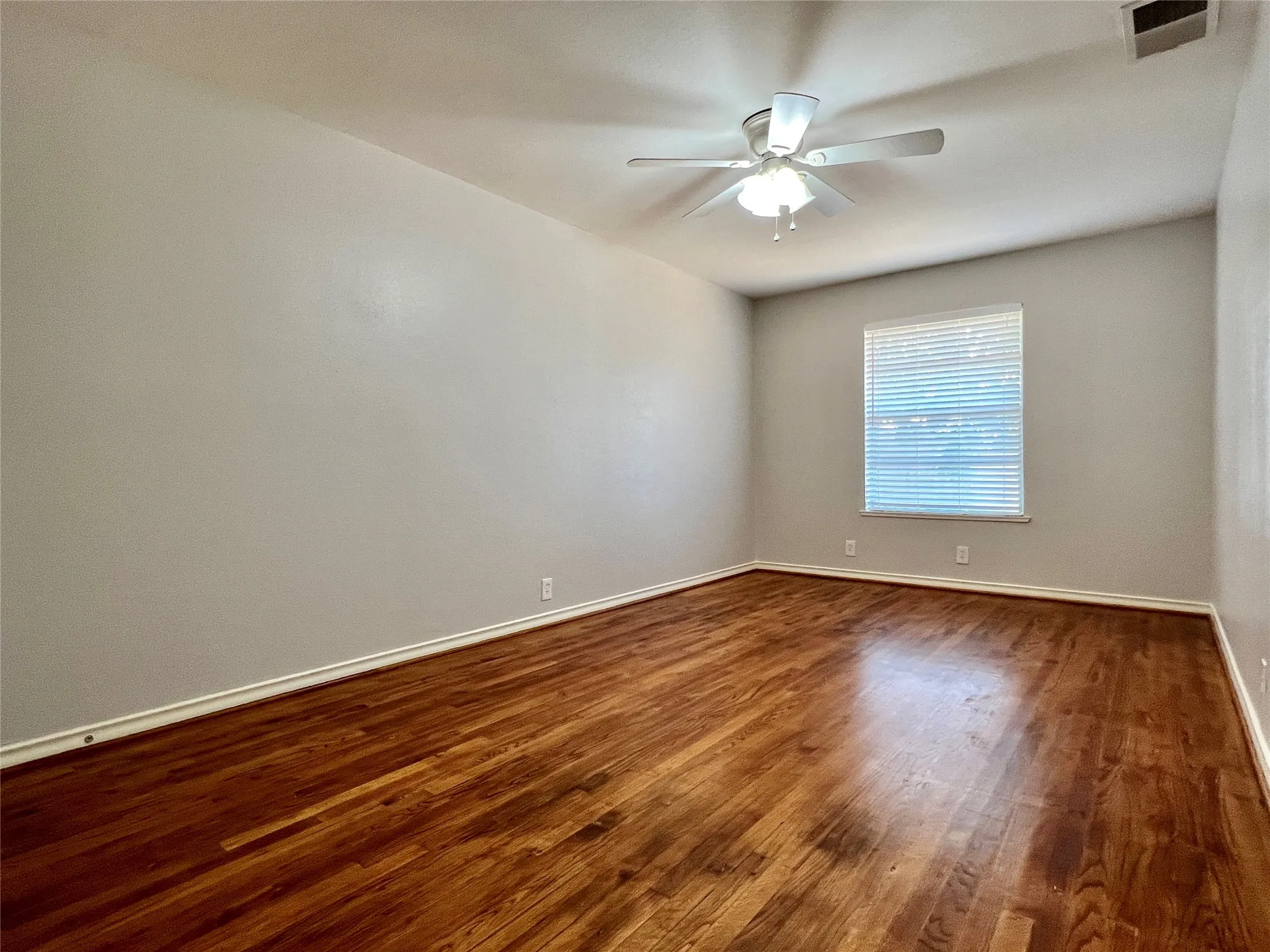 Duplex For Rent in Dallas County , 11220 Wyatt Street, Dallas, Texas 75218, 2 Bedroom, 1 Bathroom, Garage spaces, 1,019 Sqft, built in 1958, mls#21376948, Real Estate Agent in Dallas, Homes For Rent in Dallas county, Homes For Rent in Dallas, Realtor in Dallas Texas, Real Estate Brokerage Independent Realty Texas, Luminita Cordes Realtor