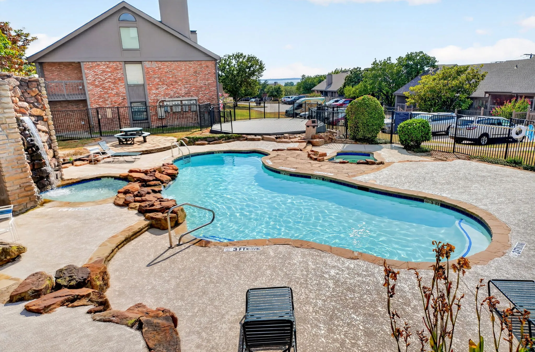 Condominium For Sale in Rockwall County , 807 Signal Ridge Place, Rockwall, Texas 75032, 1 Bedroom, 1 Bathroom, Garage spaces, 827 Sqft, built in 1983, mls#21373236, Real Estate Agent in Rockwall, Homes For Sale in Rockwall county, Homes For Sale in Rockwall, Realtor in Rockwall Texas, Real Estate Brokerage Independent Realty Texas, Luminita Cordes Realtor