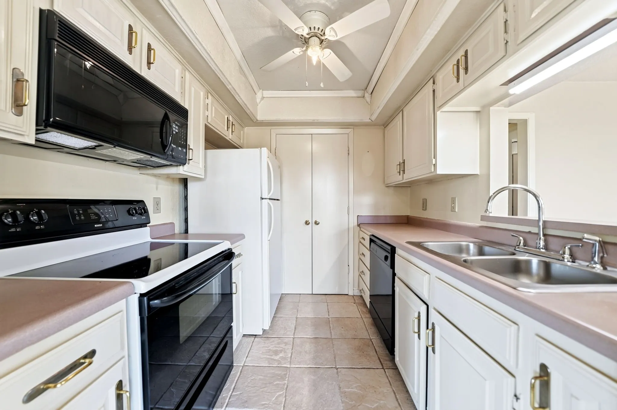 Condominium For Sale in Rockwall County , 807 Signal Ridge Place, Rockwall, Texas 75032, 1 Bedroom, 1 Bathroom, Garage spaces, 827 Sqft, built in 1983, mls#21373236, Real Estate Agent in Rockwall, Homes For Sale in Rockwall county, Homes For Sale in Rockwall, Realtor in Rockwall Texas, Real Estate Brokerage Independent Realty Texas, Luminita Cordes Realtor