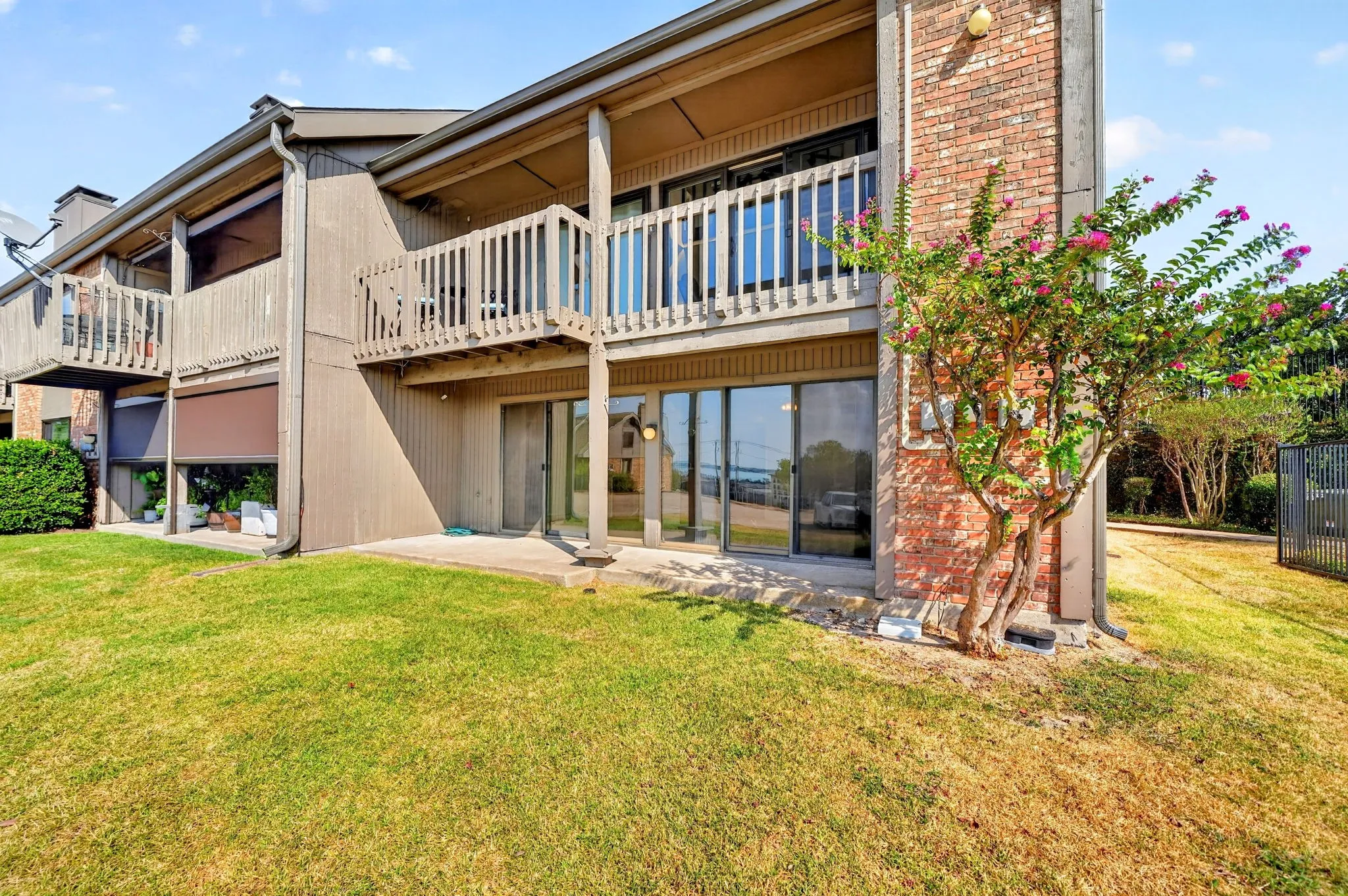 Condominium For Sale in Rockwall County , 807 Signal Ridge Place, Rockwall, Texas 75032, 1 Bedroom, 1 Bathroom, Garage spaces, 827 Sqft, built in 1983, mls#21373236, Real Estate Agent in Rockwall, Homes For Sale in Rockwall county, Homes For Sale in Rockwall, Realtor in Rockwall Texas, Real Estate Brokerage Independent Realty Texas, Luminita Cordes Realtor