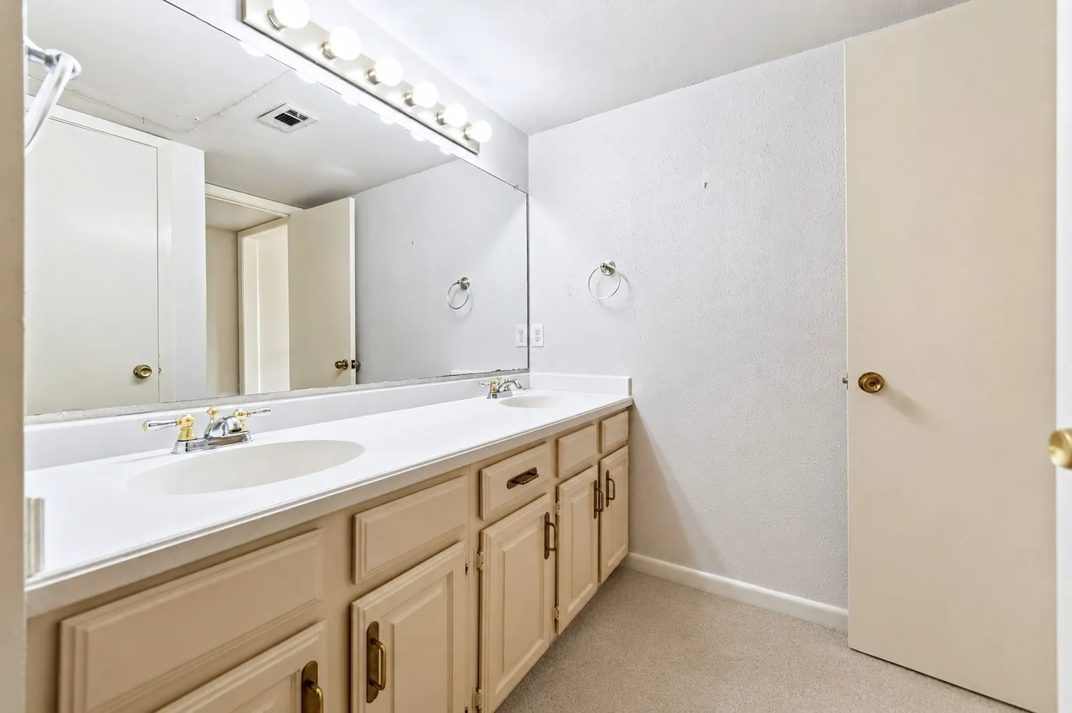 Condominium For Sale in Rockwall County , 807 Signal Ridge Place, Rockwall, Texas 75032, 1 Bedroom, 1 Bathroom, Garage spaces, 827 Sqft, built in 1983, mls#21373236, Real Estate Agent in Rockwall, Homes For Sale in Rockwall county, Homes For Sale in Rockwall, Realtor in Rockwall Texas, Real Estate Brokerage Independent Realty Texas, Luminita Cordes Realtor
