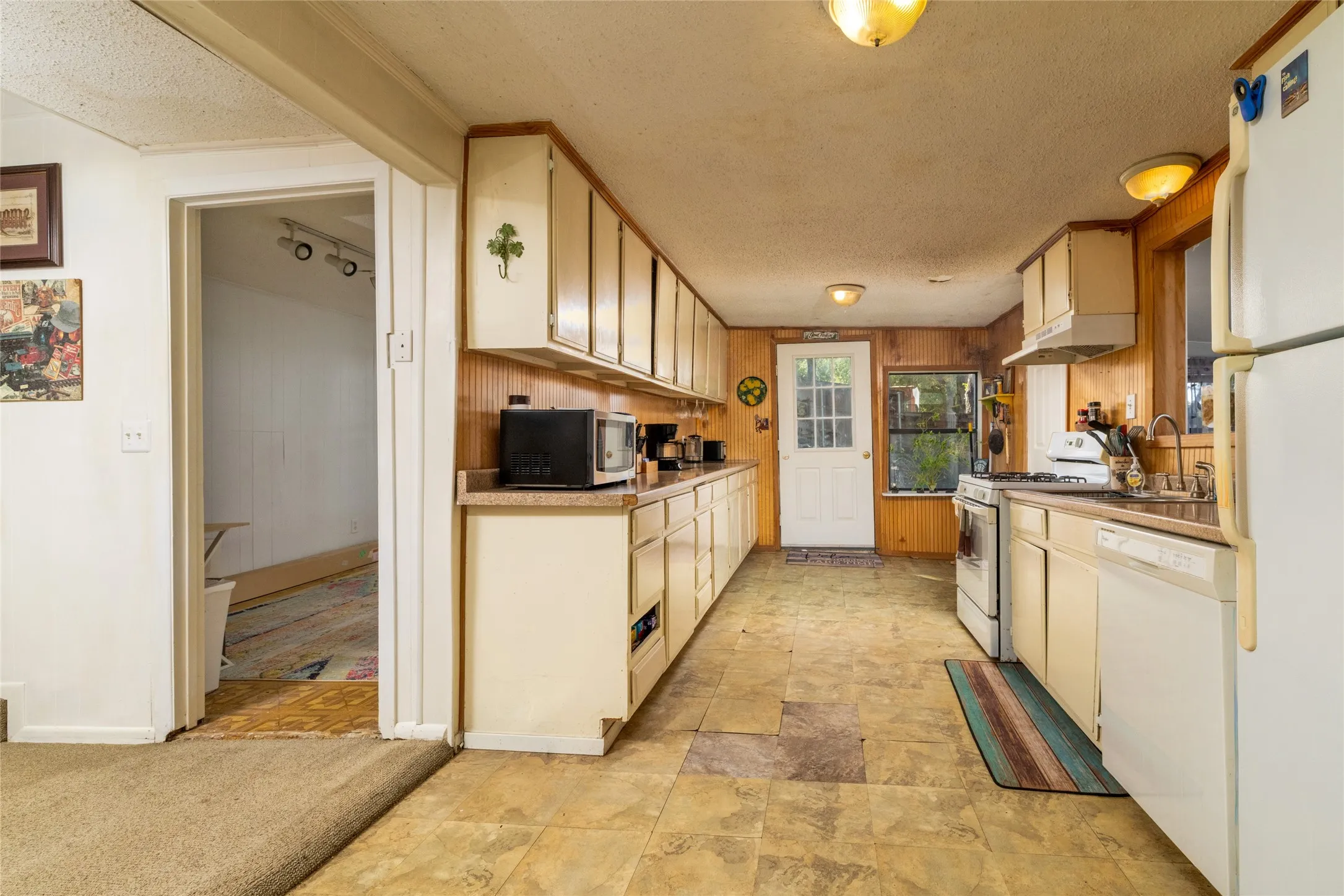 Single Family Residence For Sale in Wise County , 1009 Mesquite Point, Lake Bridgeport, Texas 76426, 3 Bedroom, 2 Bathroom, 1 Garage spaces, 1,800 Sqft, built in 1970, mls#21376091, Real Estate Agent in Lake Bridgeport, Homes For Sale in Wise county, Homes For Sale in Lake Bridgeport, Realtor in Lake Bridgeport Texas, Real Estate Brokerage Independent Realty Texas, Luminita Cordes Realtor