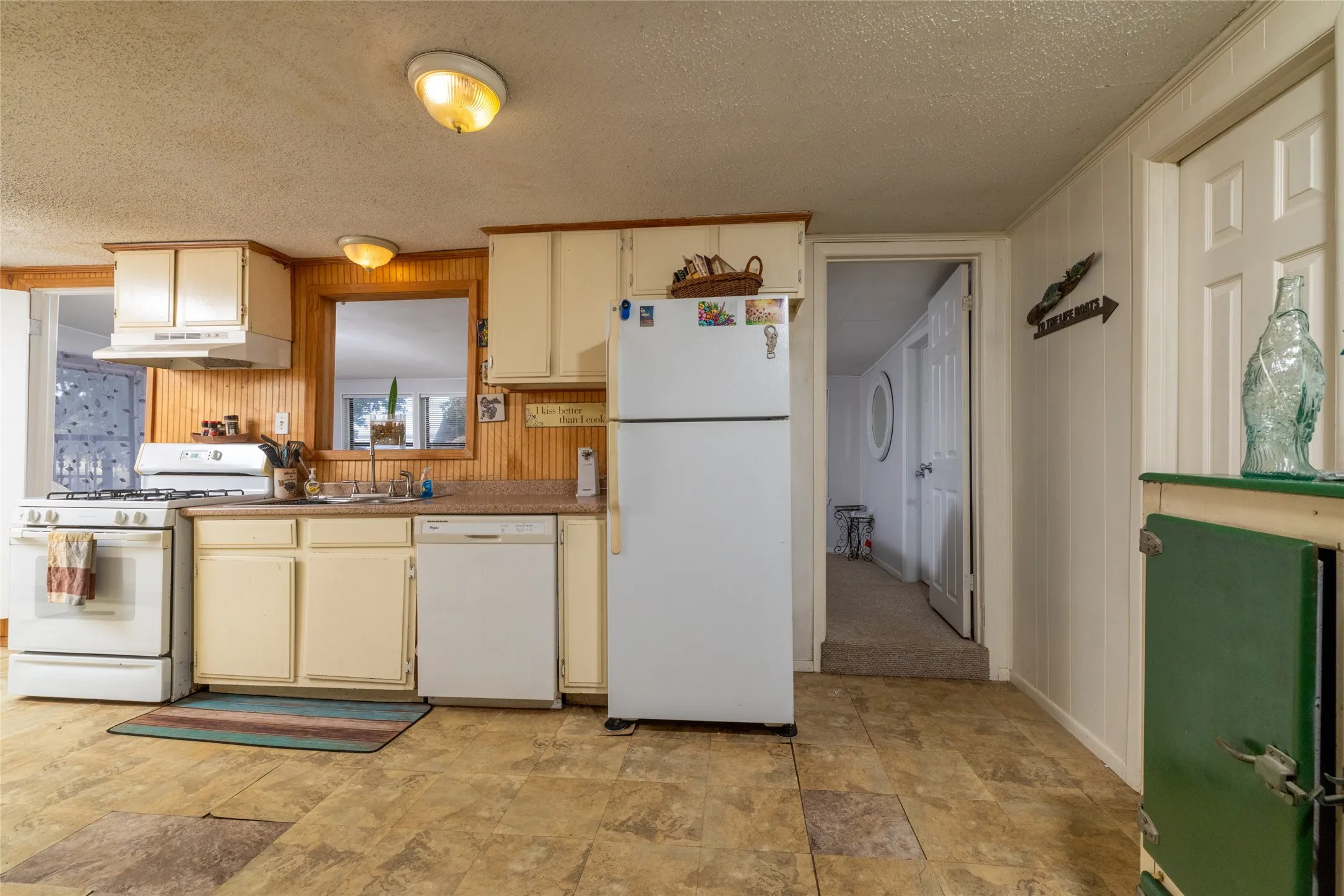 Single Family Residence For Sale in Wise County , 1009 Mesquite Point, Lake Bridgeport, Texas 76426, 3 Bedroom, 2 Bathroom, 1 Garage spaces, 1,800 Sqft, built in 1970, mls#21376091, Real Estate Agent in Lake Bridgeport, Homes For Sale in Wise county, Homes For Sale in Lake Bridgeport, Realtor in Lake Bridgeport Texas, Real Estate Brokerage Independent Realty Texas, Luminita Cordes Realtor
