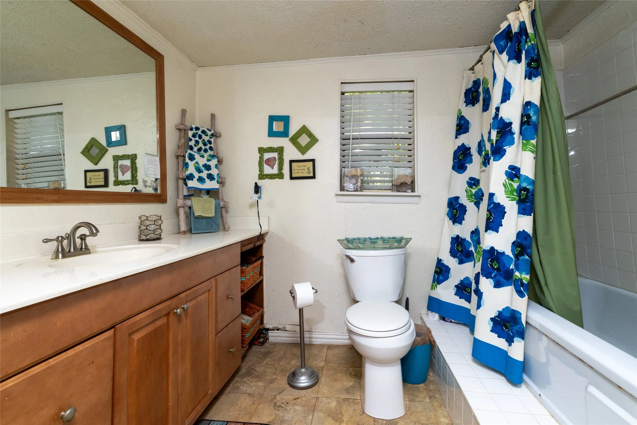 Single Family Residence For Sale in Wise County , 1009 Mesquite Point, Lake Bridgeport, Texas 76426, 3 Bedroom, 2 Bathroom, 1 Garage spaces, 1,800 Sqft, built in 1970, mls#21376091, Real Estate Agent in Lake Bridgeport, Homes For Sale in Wise county, Homes For Sale in Lake Bridgeport, Realtor in Lake Bridgeport Texas, Real Estate Brokerage Independent Realty Texas, Luminita Cordes Realtor