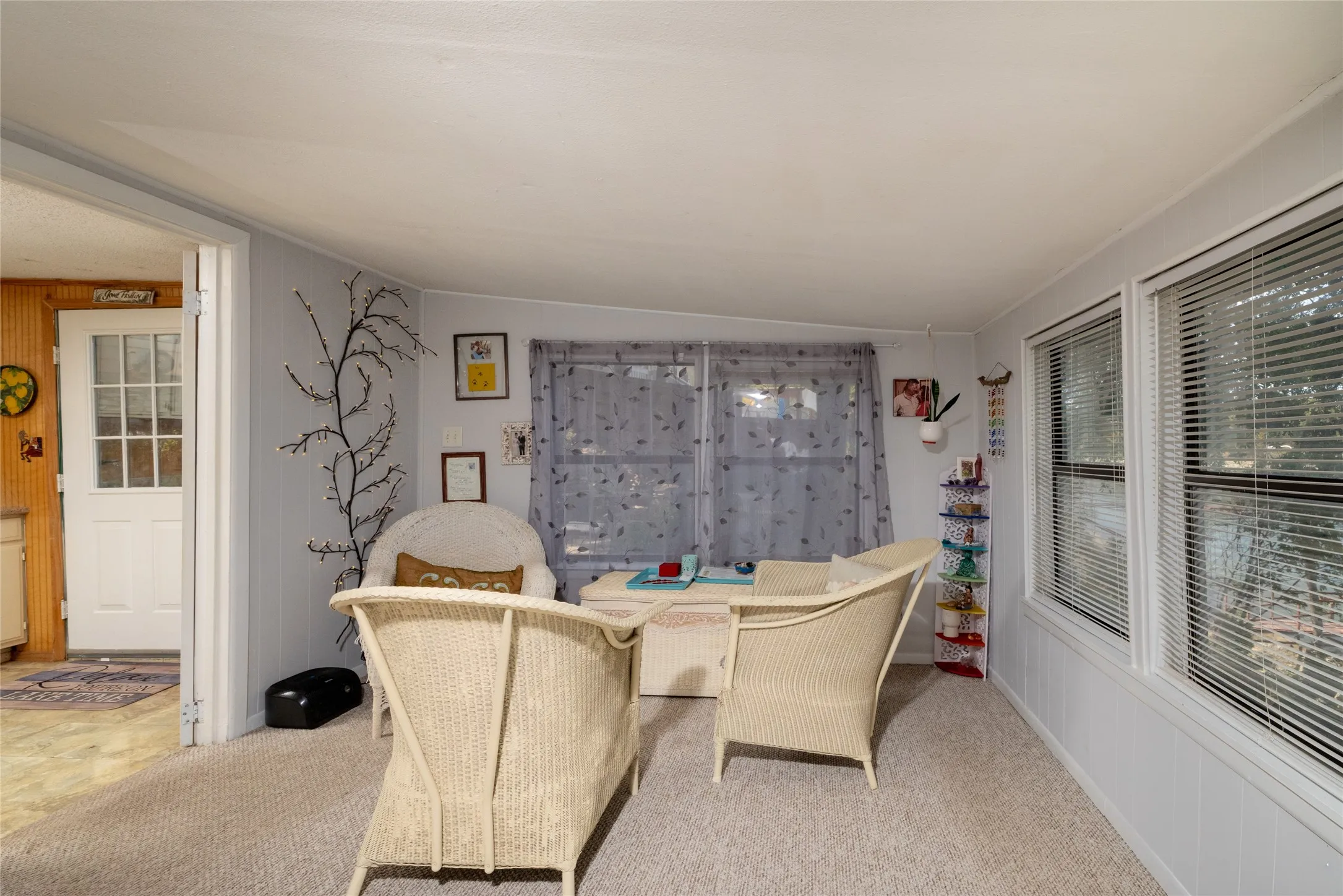Sitting area in primary BR.