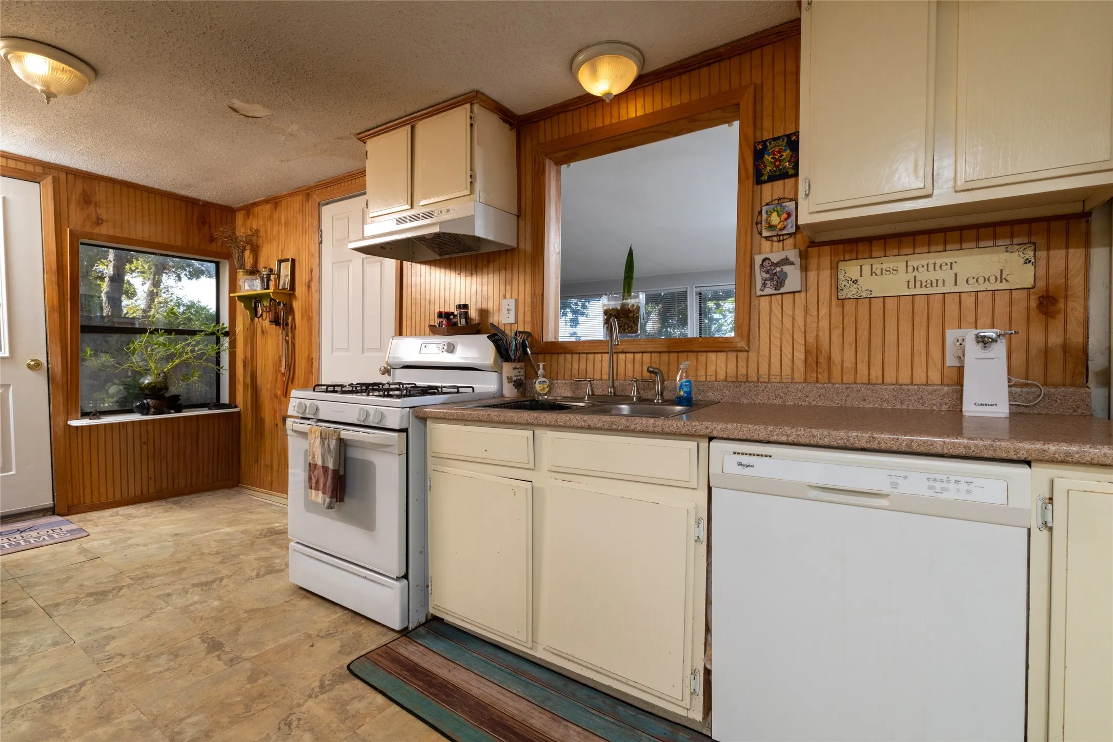 Single Family Residence For Sale in Wise County , 1009 Mesquite Point, Lake Bridgeport, Texas 76426, 3 Bedroom, 2 Bathroom, 1 Garage spaces, 1,800 Sqft, built in 1970, mls#21376091, Real Estate Agent in Lake Bridgeport, Homes For Sale in Wise county, Homes For Sale in Lake Bridgeport, Realtor in Lake Bridgeport Texas, Real Estate Brokerage Independent Realty Texas, Luminita Cordes Realtor