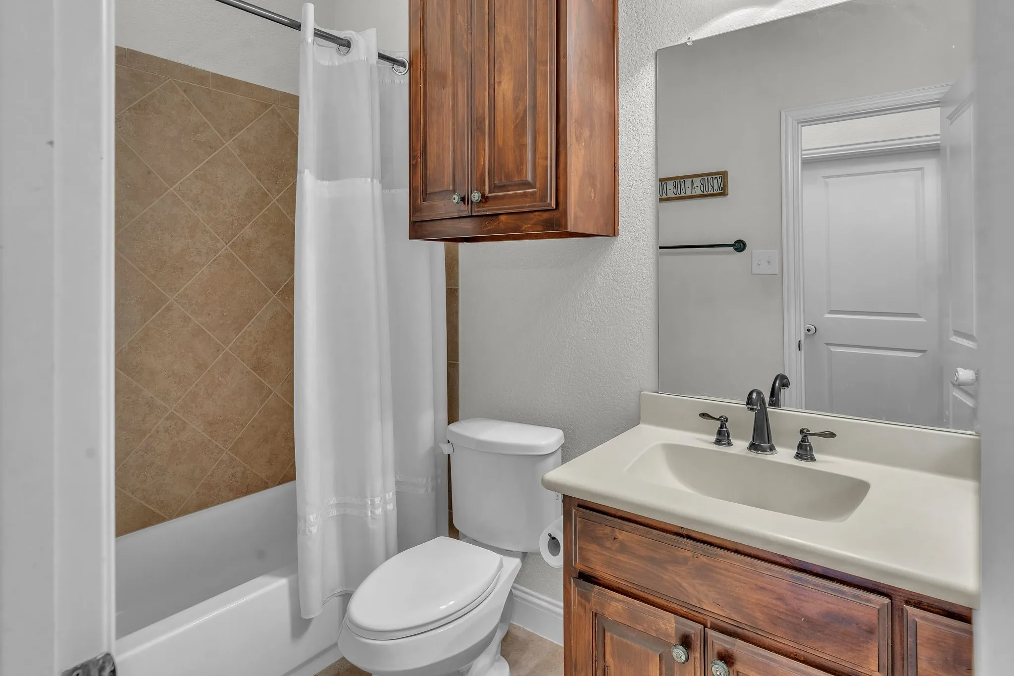 Single Family Residence For Sale in Ellis County , 203 Cambridge Street, Waxahachie, Texas 75165, 3 Bedroom, 2 Bathroom, 2 Garage spaces, 1,788 Sqft, built in 2015, mls#21376782, Real Estate Agent in Waxahachie, Homes For Sale in Ellis county, Homes For Sale in Waxahachie, Realtor in Waxahachie Texas, Real Estate Brokerage Independent Realty Texas, Luminita Cordes Realtor