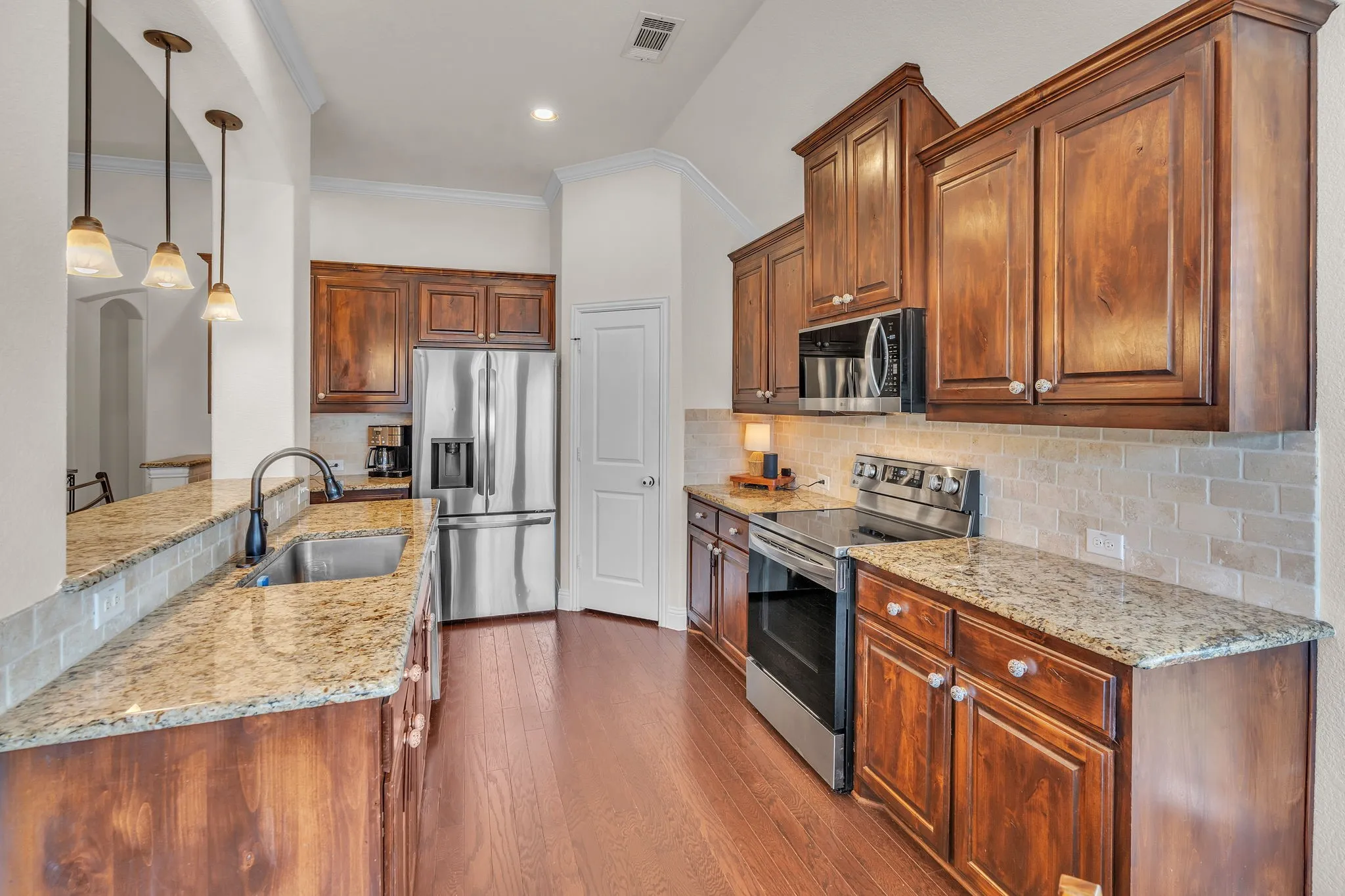 Single Family Residence For Sale in Ellis County , 203 Cambridge Street, Waxahachie, Texas 75165, 3 Bedroom, 2 Bathroom, 2 Garage spaces, 1,788 Sqft, built in 2015, mls#21376782, Real Estate Agent in Waxahachie, Homes For Sale in Ellis county, Homes For Sale in Waxahachie, Realtor in Waxahachie Texas, Real Estate Brokerage Independent Realty Texas, Luminita Cordes Realtor