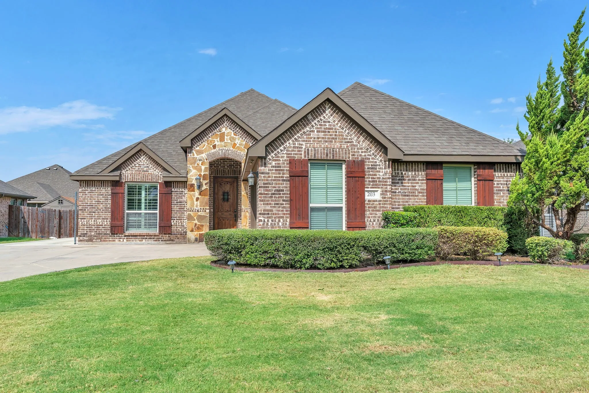 Single Family Residence For Sale in Ellis County , 203 Cambridge Street, Waxahachie, Texas 75165, 3 Bedroom, 2 Bathroom, 2 Garage spaces, 1,788 Sqft, built in 2015, mls#21376782, Real Estate Agent in Waxahachie, Homes For Sale in Ellis county, Homes For Sale in Waxahachie, Realtor in Waxahachie Texas, Real Estate Brokerage Independent Realty Texas, Luminita Cordes Realtor