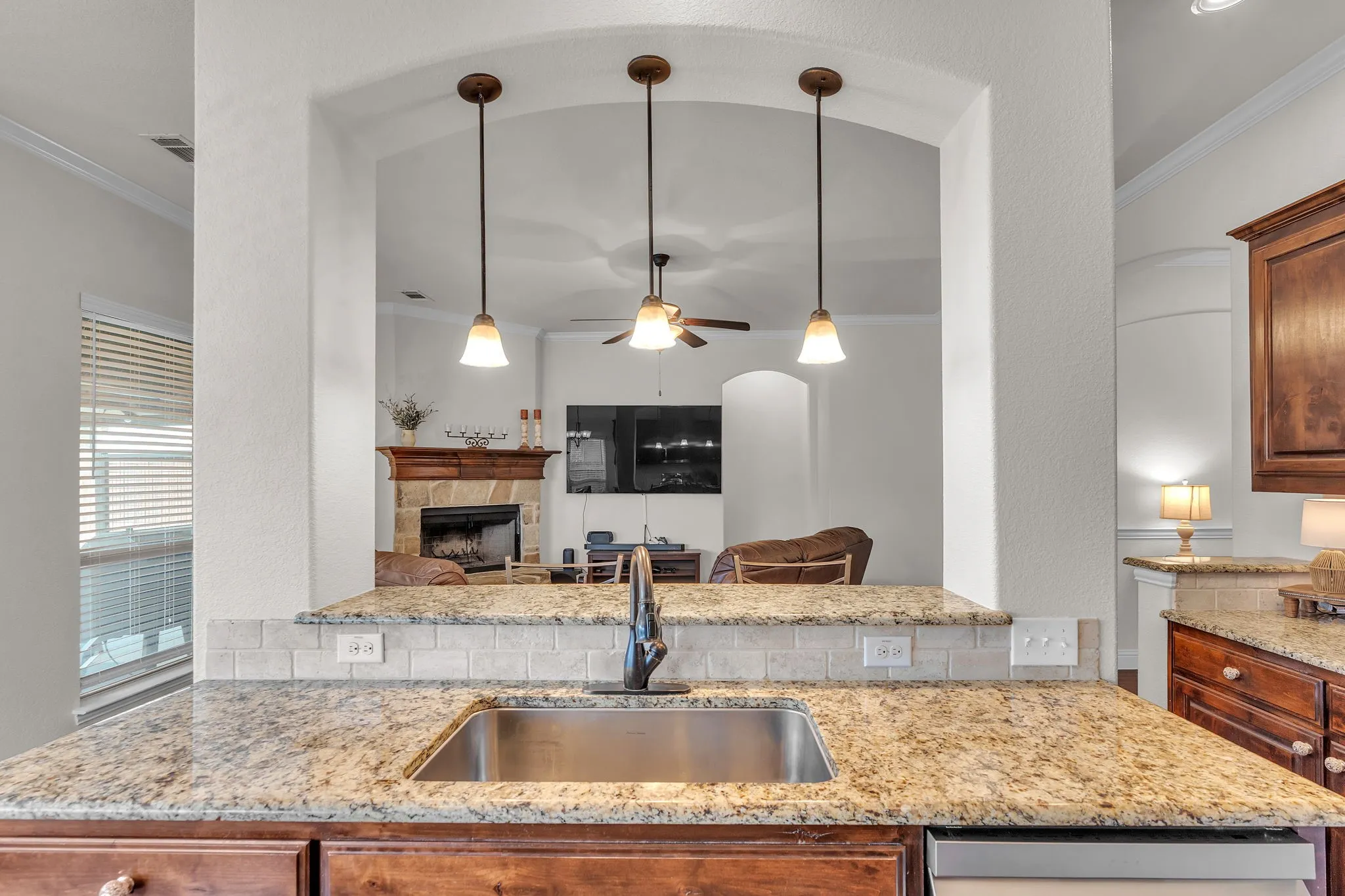 Single Family Residence For Sale in Ellis County , 203 Cambridge Street, Waxahachie, Texas 75165, 3 Bedroom, 2 Bathroom, 2 Garage spaces, 1,788 Sqft, built in 2015, mls#21376782, Real Estate Agent in Waxahachie, Homes For Sale in Ellis county, Homes For Sale in Waxahachie, Realtor in Waxahachie Texas, Real Estate Brokerage Independent Realty Texas, Luminita Cordes Realtor
