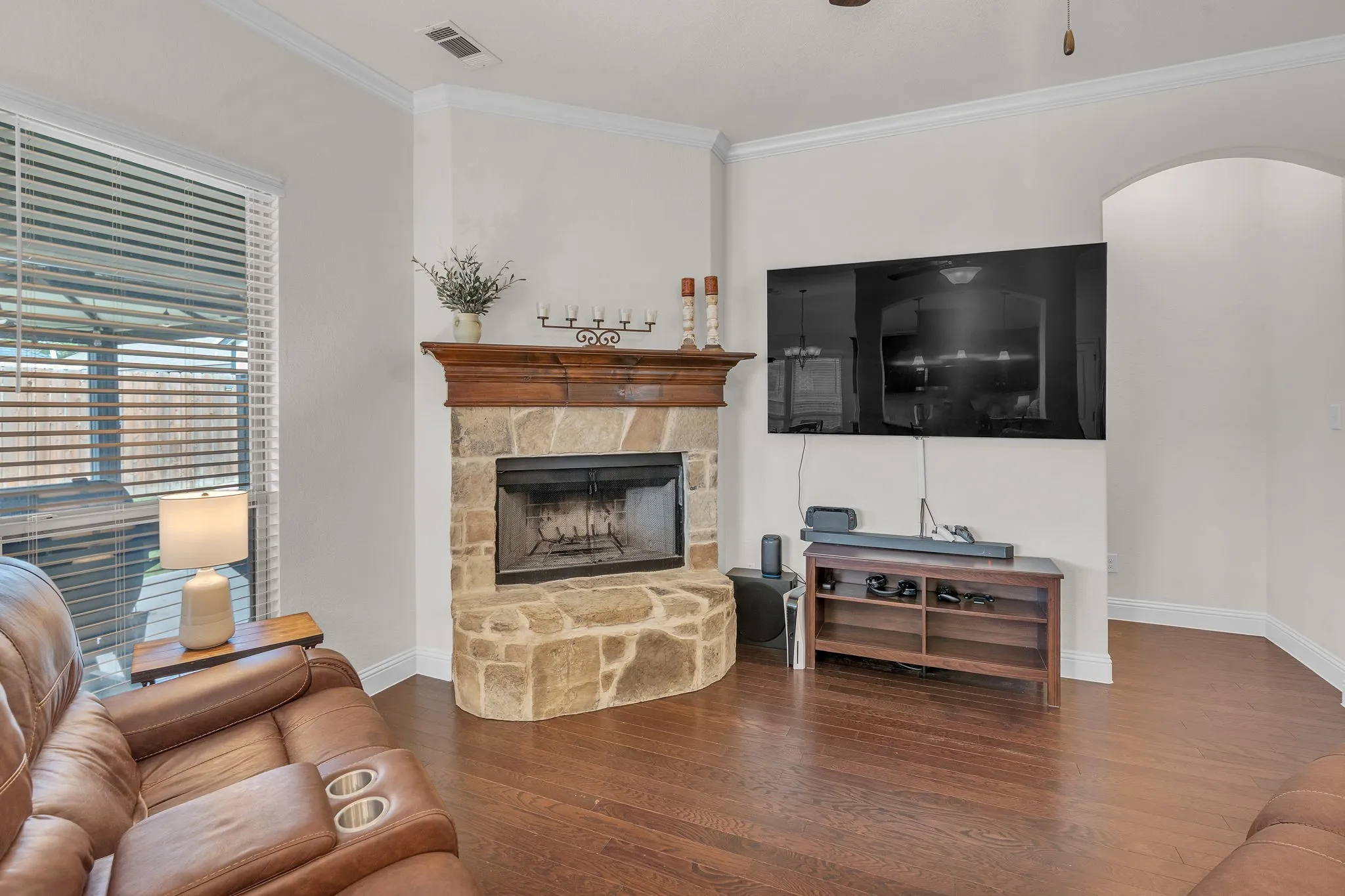 Single Family Residence For Sale in Ellis County , 203 Cambridge Street, Waxahachie, Texas 75165, 3 Bedroom, 2 Bathroom, 2 Garage spaces, 1,788 Sqft, built in 2015, mls#21376782, Real Estate Agent in Waxahachie, Homes For Sale in Ellis county, Homes For Sale in Waxahachie, Realtor in Waxahachie Texas, Real Estate Brokerage Independent Realty Texas, Luminita Cordes Realtor