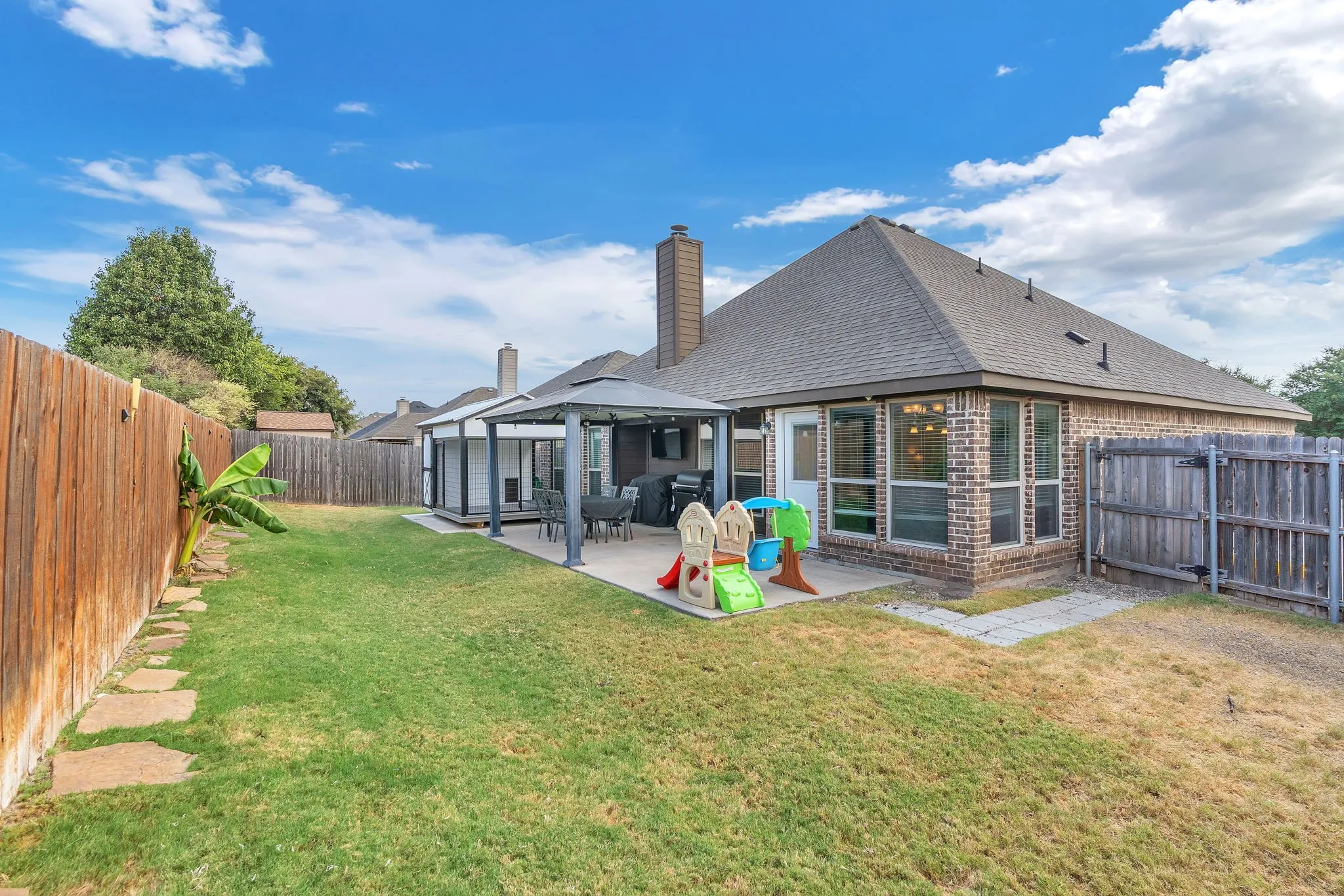 Single Family Residence For Sale in Ellis County , 203 Cambridge Street, Waxahachie, Texas 75165, 3 Bedroom, 2 Bathroom, 2 Garage spaces, 1,788 Sqft, built in 2015, mls#21376782, Real Estate Agent in Waxahachie, Homes For Sale in Ellis county, Homes For Sale in Waxahachie, Realtor in Waxahachie Texas, Real Estate Brokerage Independent Realty Texas, Luminita Cordes Realtor