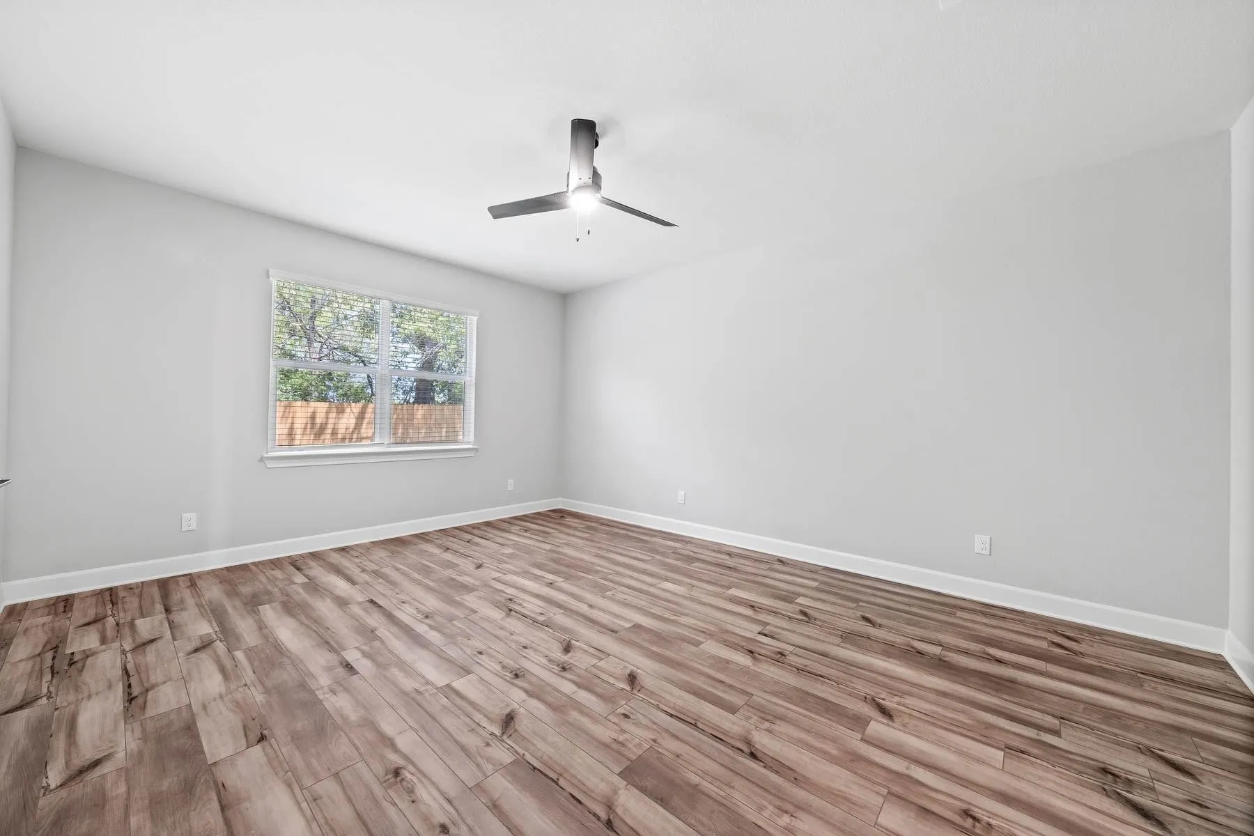 Unfurnished room with light wood-type flooring and ceiling fan