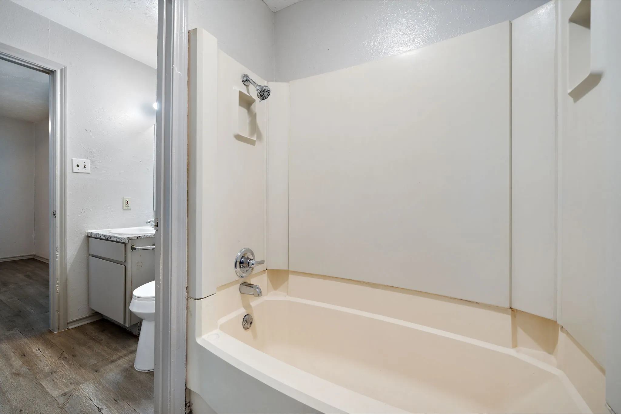 Single Family Residence For Rent in Denton County , 1108 N Elm Street 3, Denton, Texas 76201, 2 Bedroom, 1 Bathroom, Garage spaces, 850 Sqft, built in 1968, mls#21364378, Real Estate Agent in Denton, Homes For Rent in Denton county, Homes For Rent in Denton, Realtor in Denton Texas, Real Estate Brokerage Independent Realty Texas, Luminita Cordes Realtor