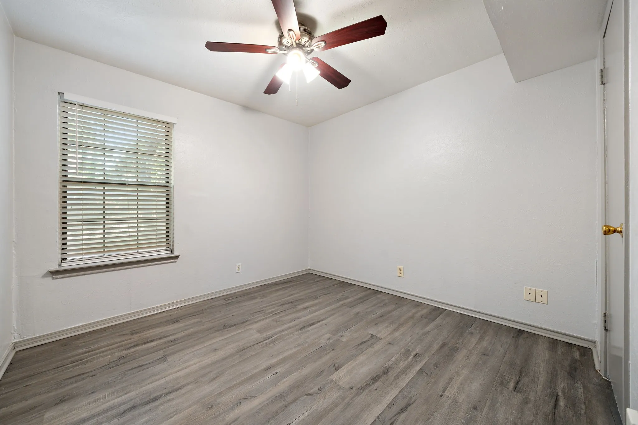 Single Family Residence For Rent in Denton County , 1108 N Elm Street 3, Denton, Texas 76201, 2 Bedroom, 1 Bathroom, Garage spaces, 850 Sqft, built in 1968, mls#21364378, Real Estate Agent in Denton, Homes For Rent in Denton county, Homes For Rent in Denton, Realtor in Denton Texas, Real Estate Brokerage Independent Realty Texas, Luminita Cordes Realtor