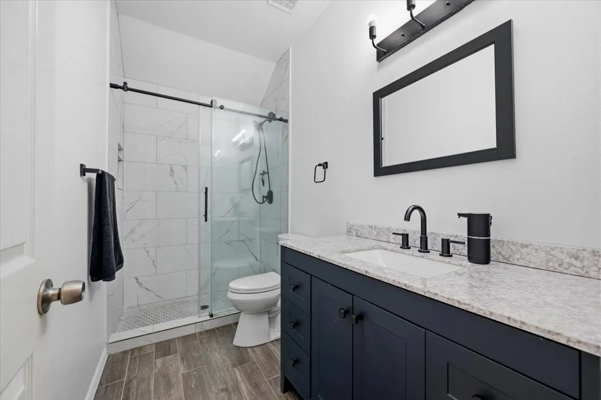 Upstairs Full Bathroom