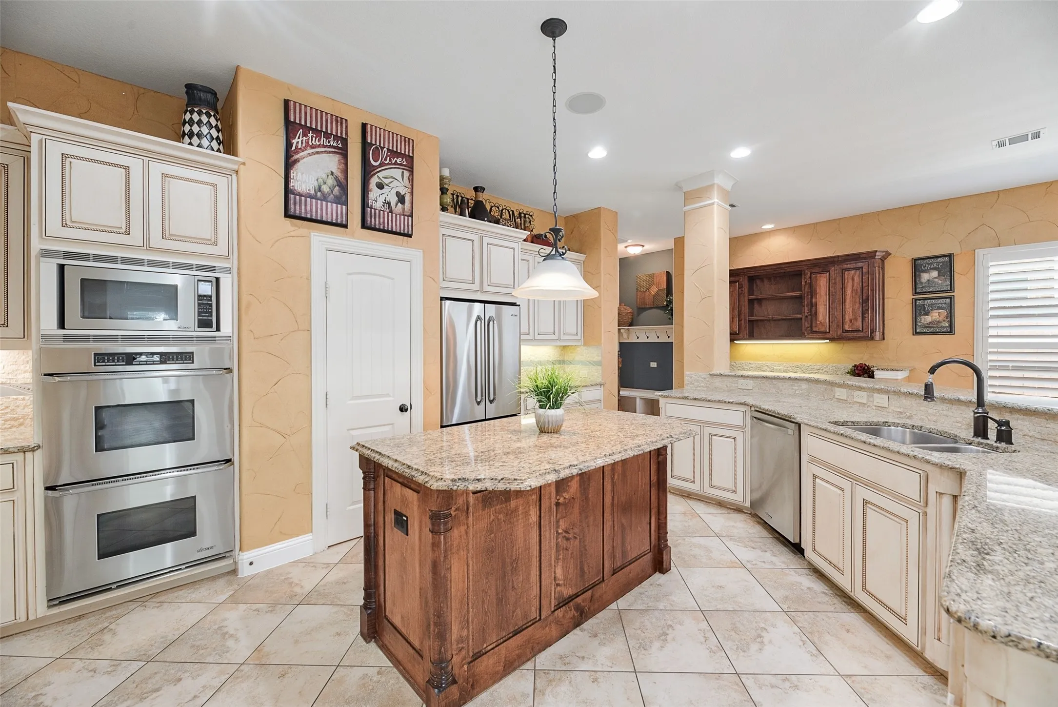 Single Family Residence For Sale in Tarrant County , 409 Silverado Trail, Keller, Texas 76248, 4 Bedroom, 5 Bathroom, 2 Garage spaces, 5,153 Sqft, built in 2007, mls#21374744, Real Estate Agent in Keller, Homes For Sale in Tarrant county, Homes For Sale in Keller, Realtor in Keller Texas, Real Estate Brokerage Independent Realty Texas, Luminita Cordes Realtor