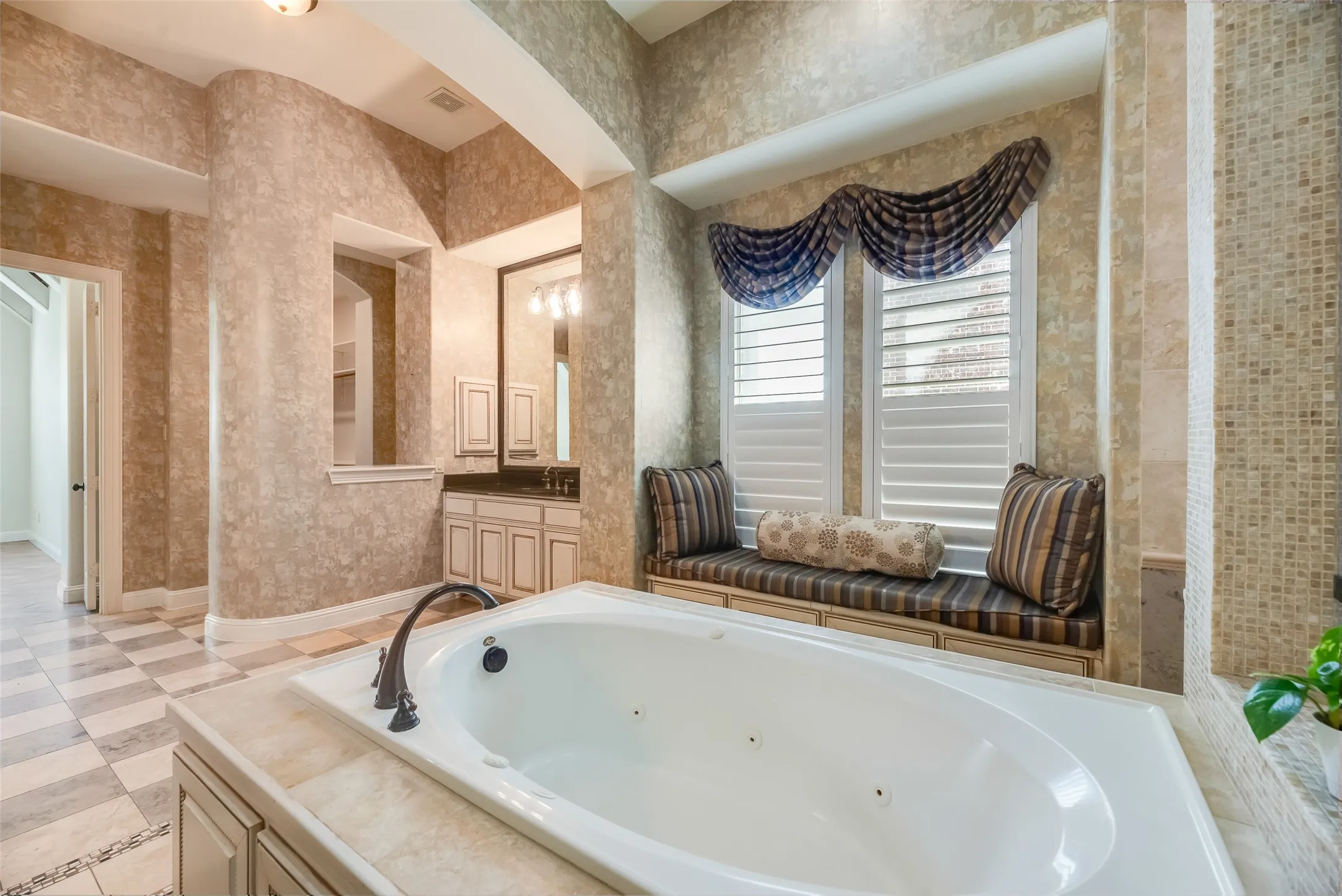 Single Family Residence For Sale in Tarrant County , 409 Silverado Trail, Keller, Texas 76248, 4 Bedroom, 5 Bathroom, 2 Garage spaces, 5,153 Sqft, built in 2007, mls#21374744, Real Estate Agent in Keller, Homes For Sale in Tarrant county, Homes For Sale in Keller, Realtor in Keller Texas, Real Estate Brokerage Independent Realty Texas, Luminita Cordes Realtor